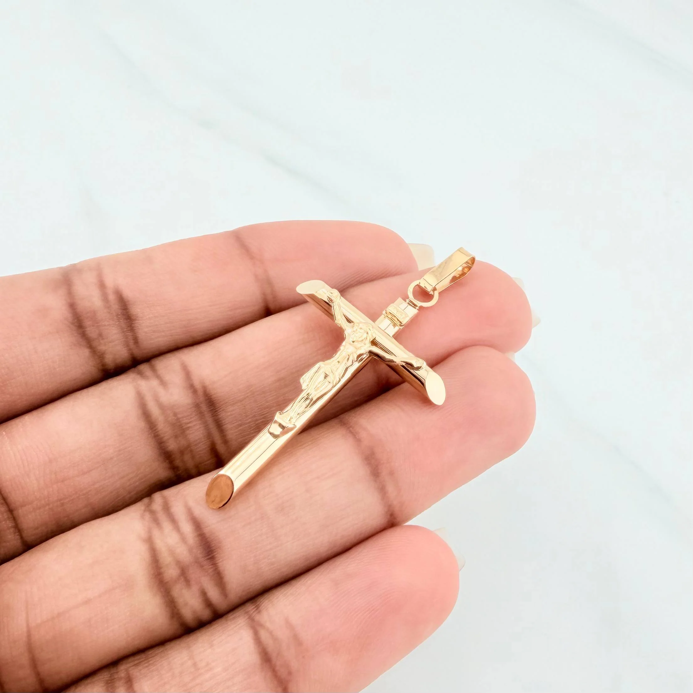 Dije Cruz Cristo Puntas Planas 1.8 g / 4.7 cm Oro Amarillo 18K - Image 4