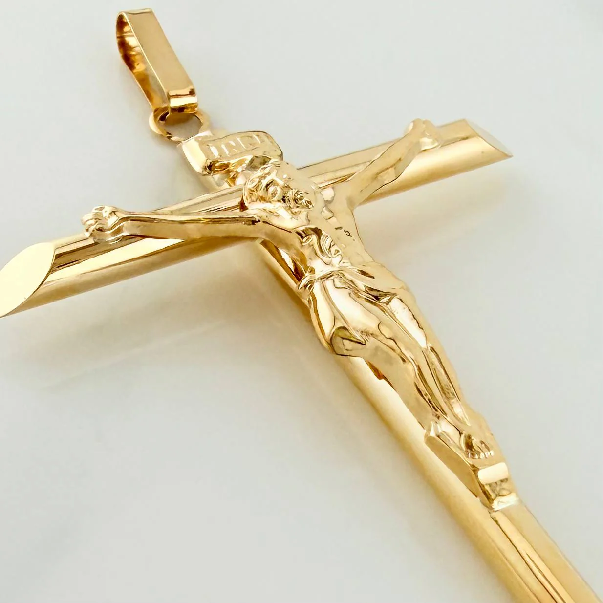 Dije Cruz Cristo Puntas Planas 2.85 g / 6.3 cm Oro Amarillo 18K - Image 3
