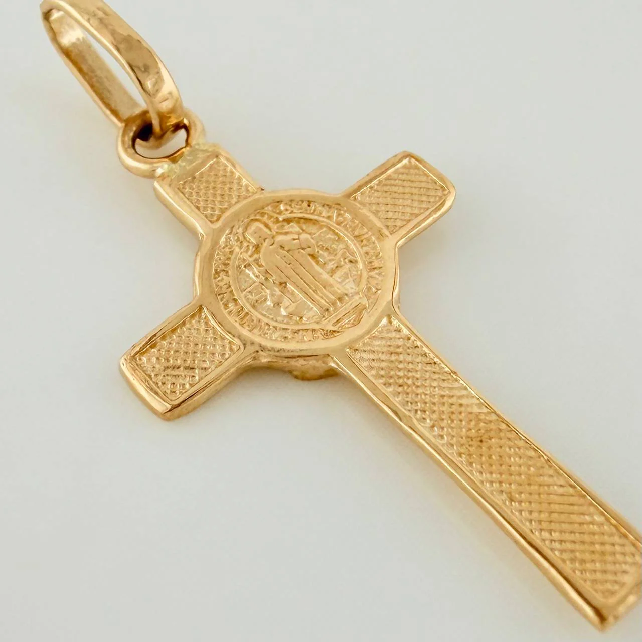 Dije Cruz Cristo San Benito 0.95gr / 2.7cm / Oro Amarillo 18K % - Image 5