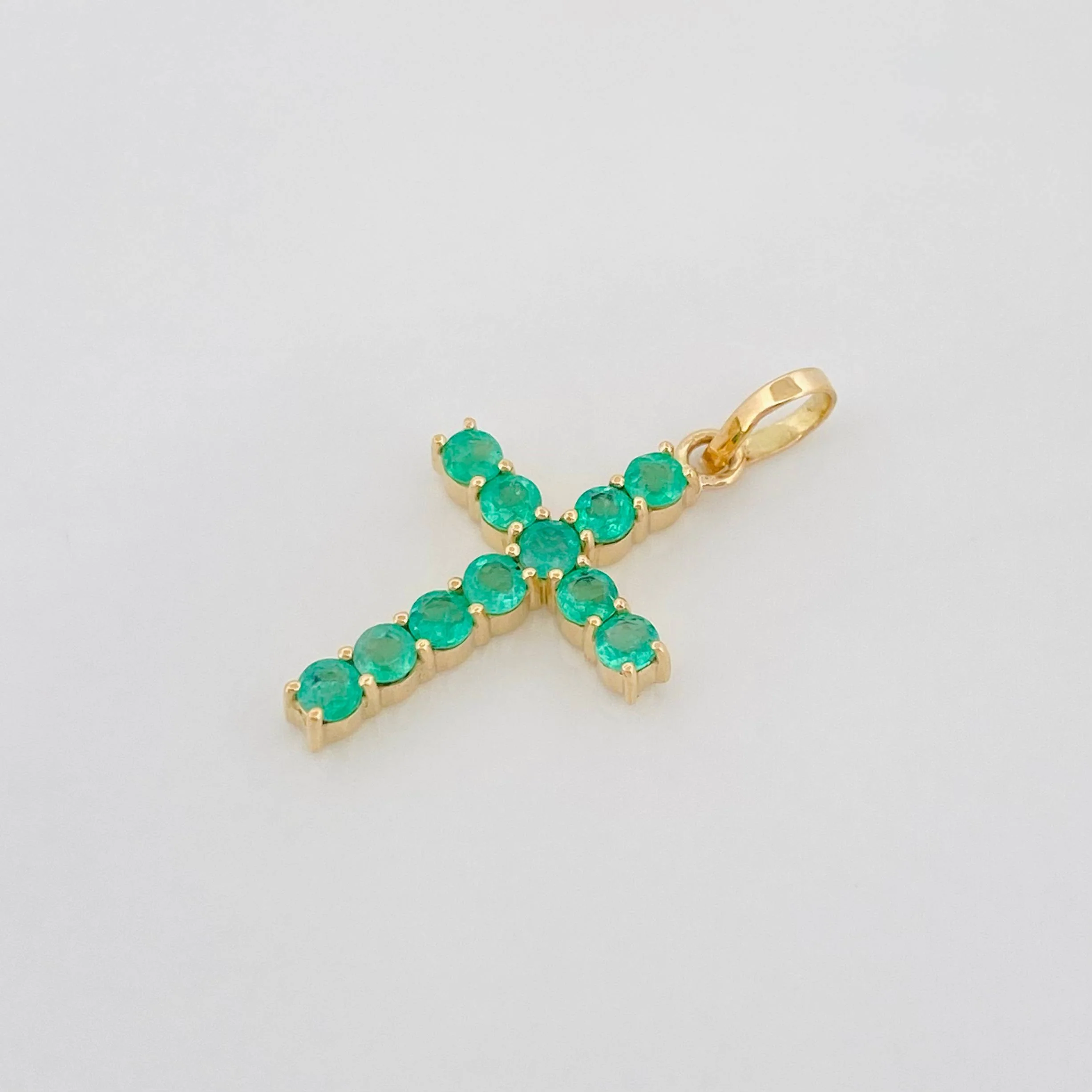 Dije Cruz Esmeralda 40Pts 0.95 g / 2 cm Oro Amarillo 18K - Image 3