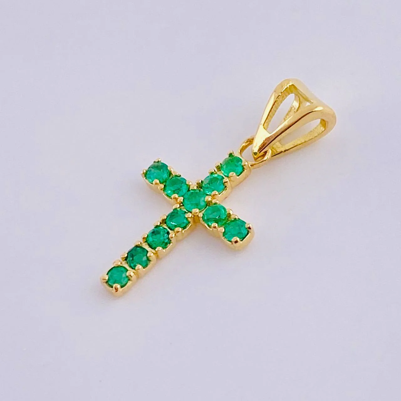 Dije Cruz Esmeraldas 50Pts 0.6 g / 2 cm Oro Amarillo 18K - Image 2