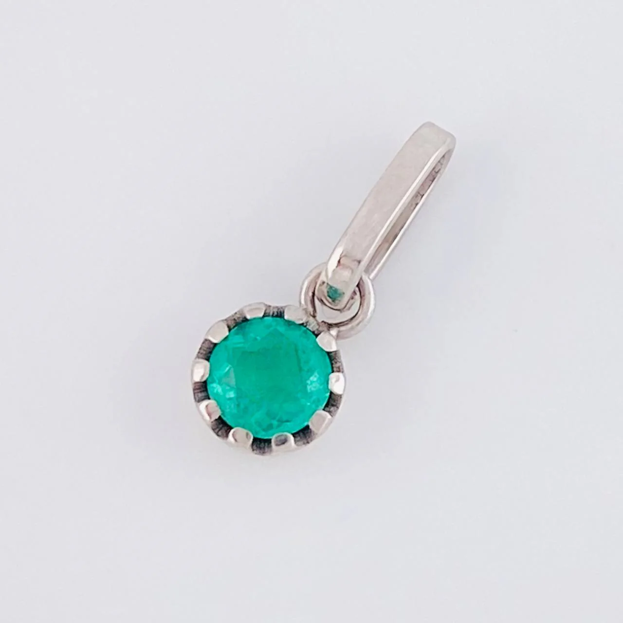 Dije Cruz Florencial 45pts Esmeraldas 8pts Diamantes 2gr / 3cm / Oro Amarillo 18K - Image 3