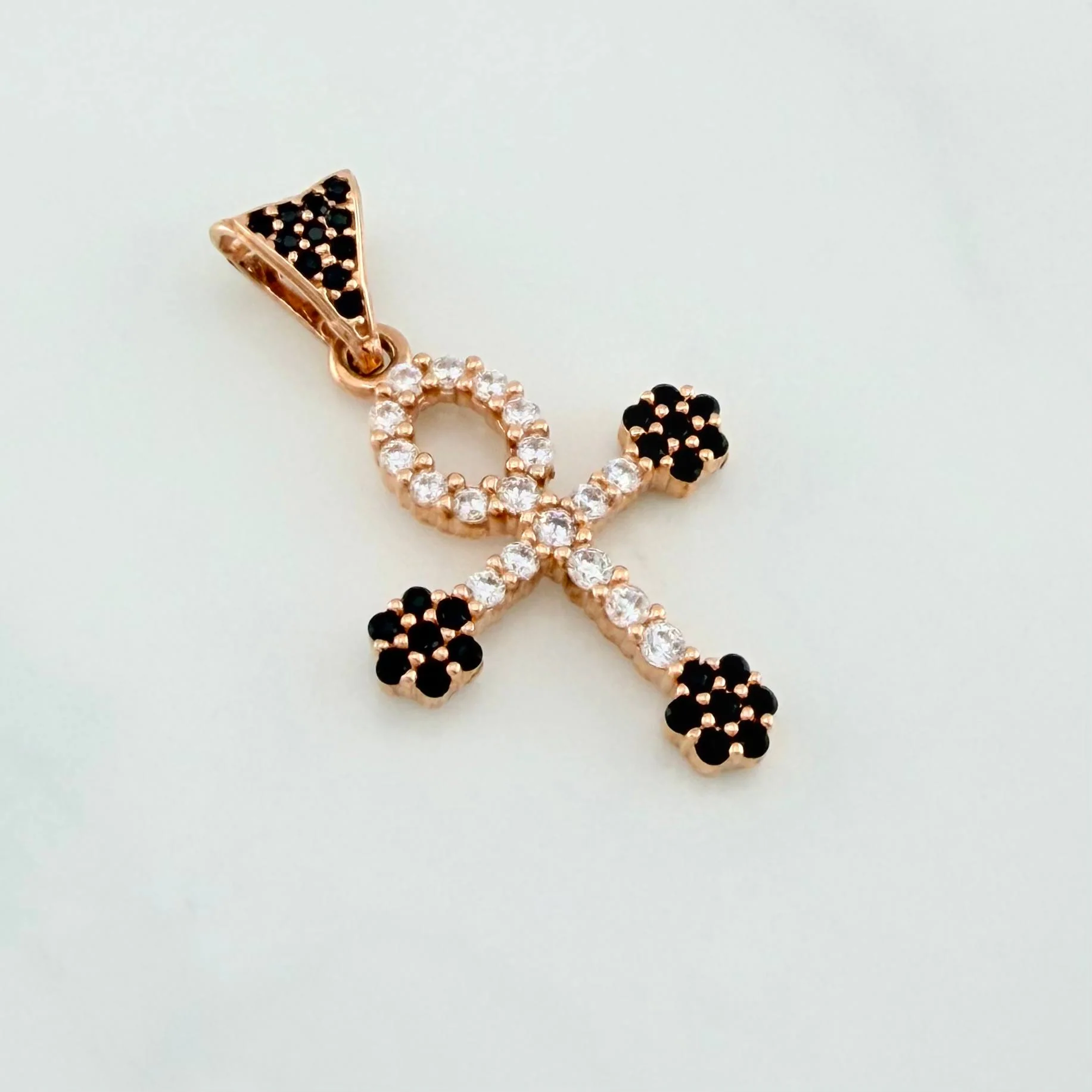 Dije Cruz Flores 2.4 g / 3 cm Oro Rosa 18K - Image 2