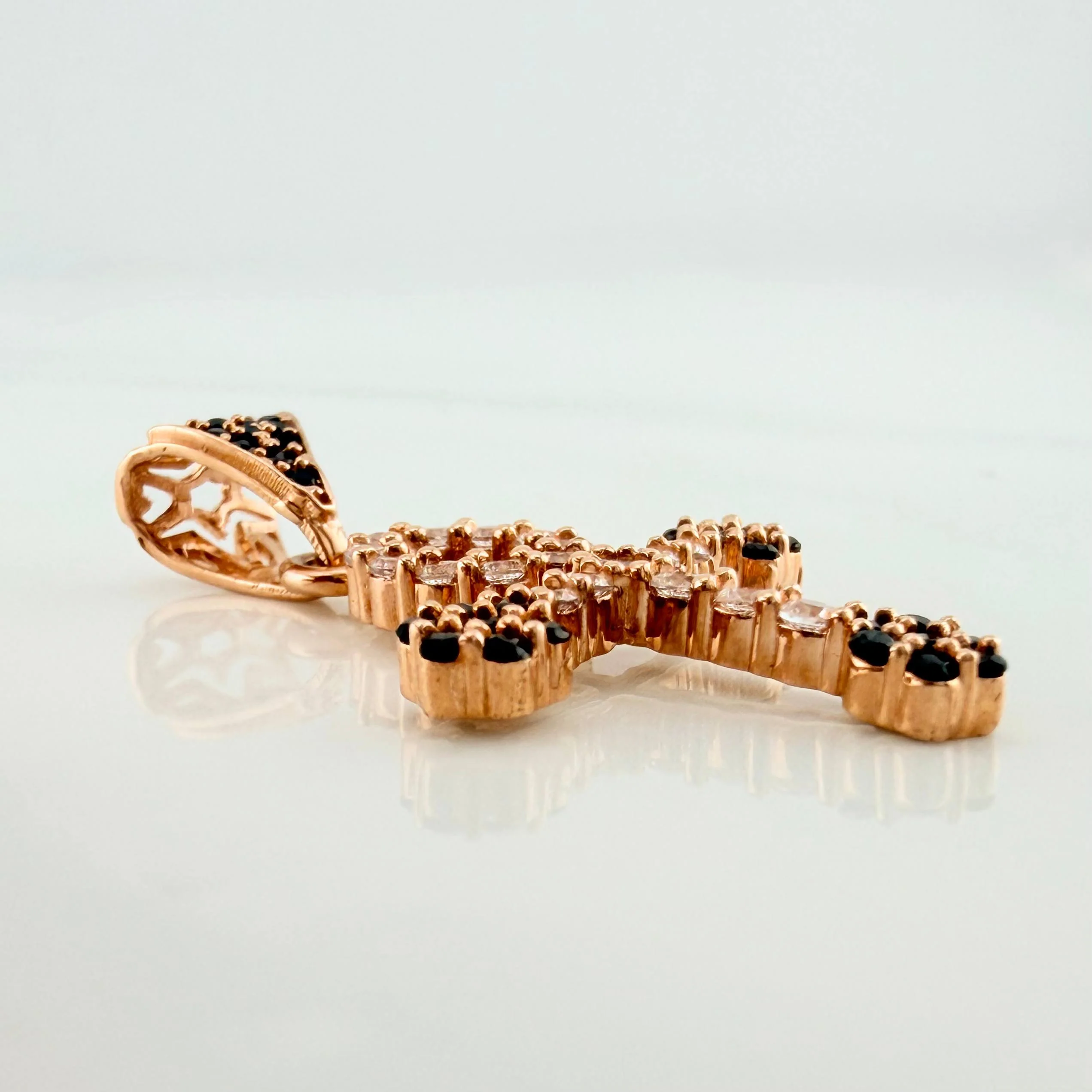 Dije Cruz Flores 2.4 g / 3 cm Oro Rosa 18K - Image 3