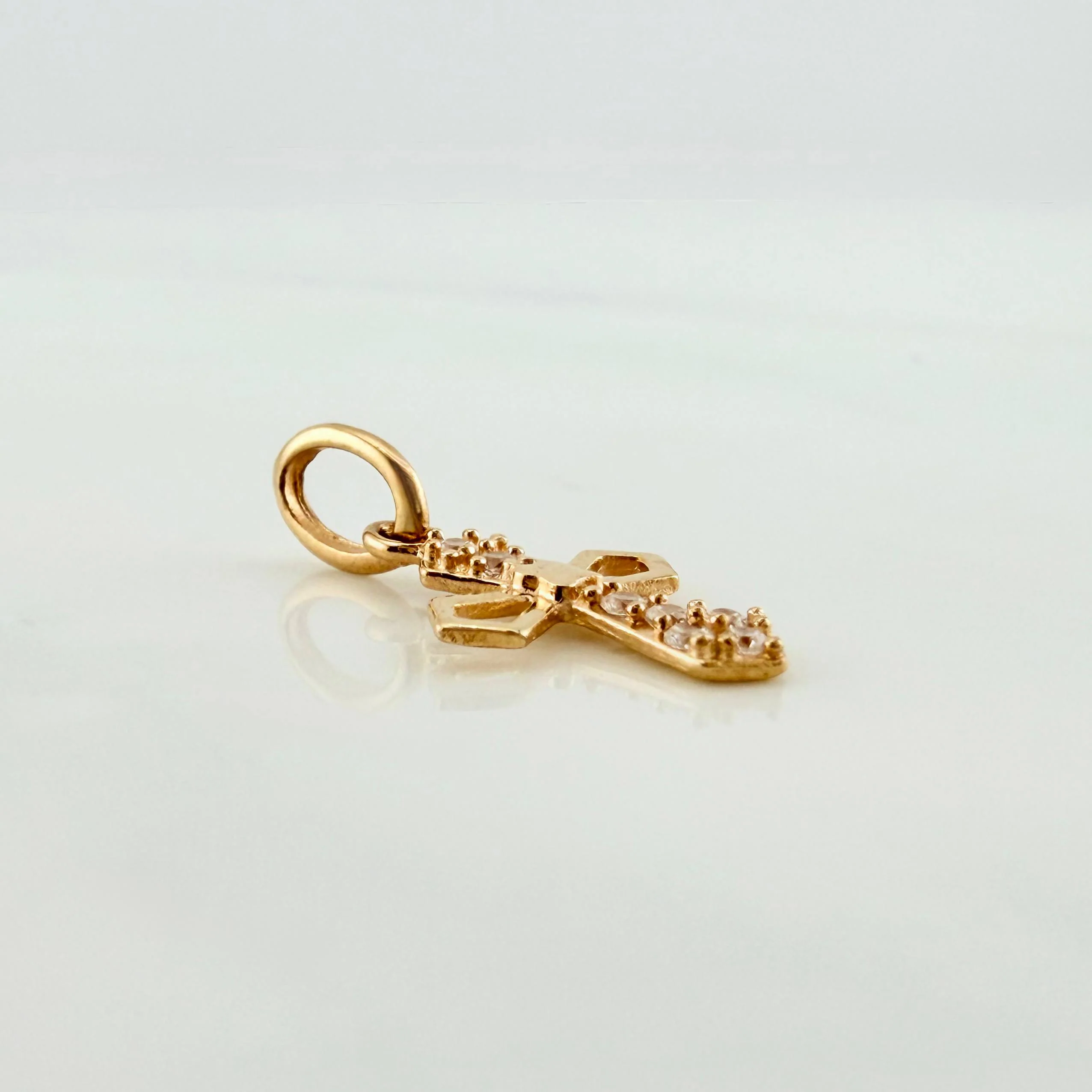 Dije Cruz Gotica 0.6 g / 2 cm Oro Amarillo 18K - Image 3