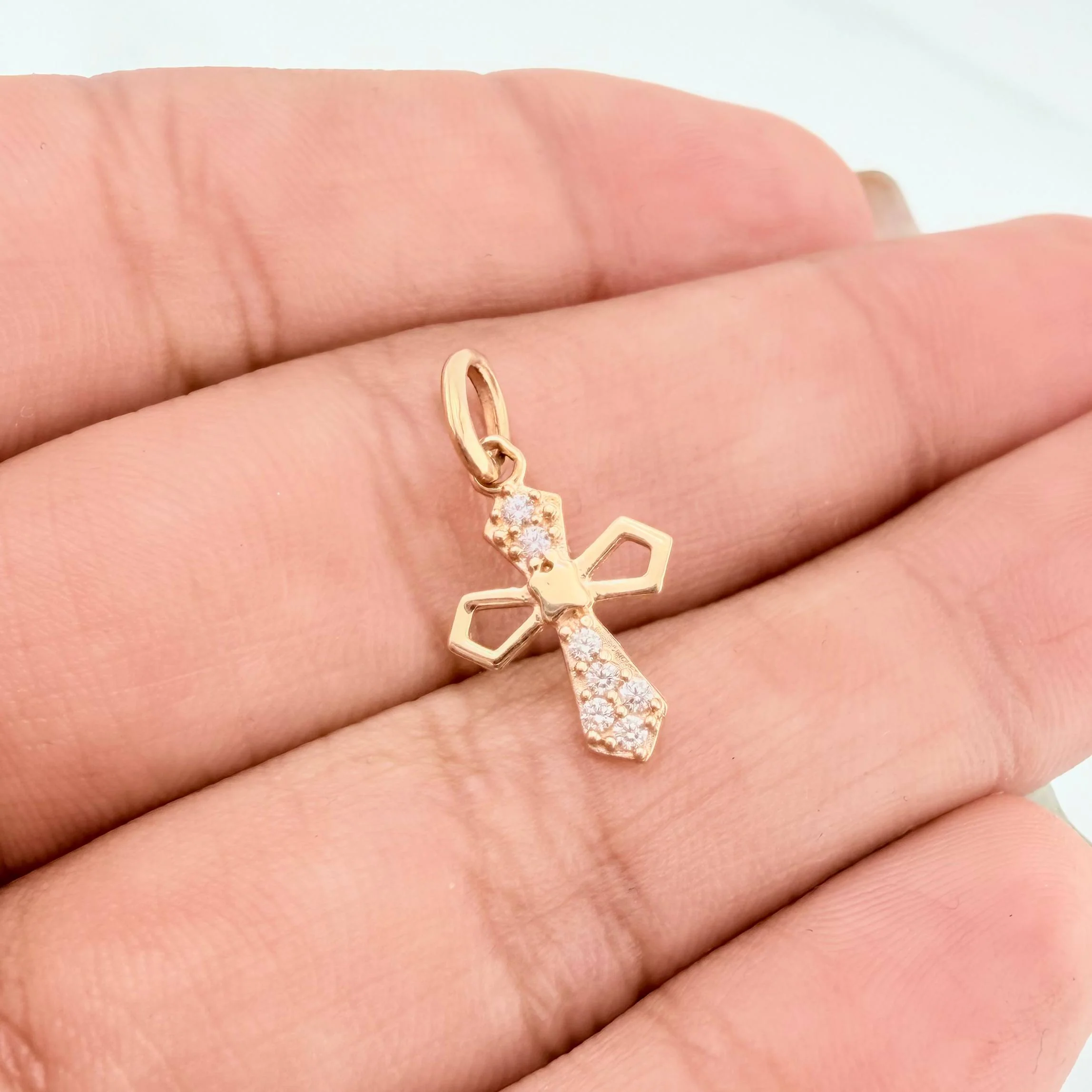 Dije Cruz Gotica 0.6 g / 2 cm Oro Amarillo 18K - Image 4