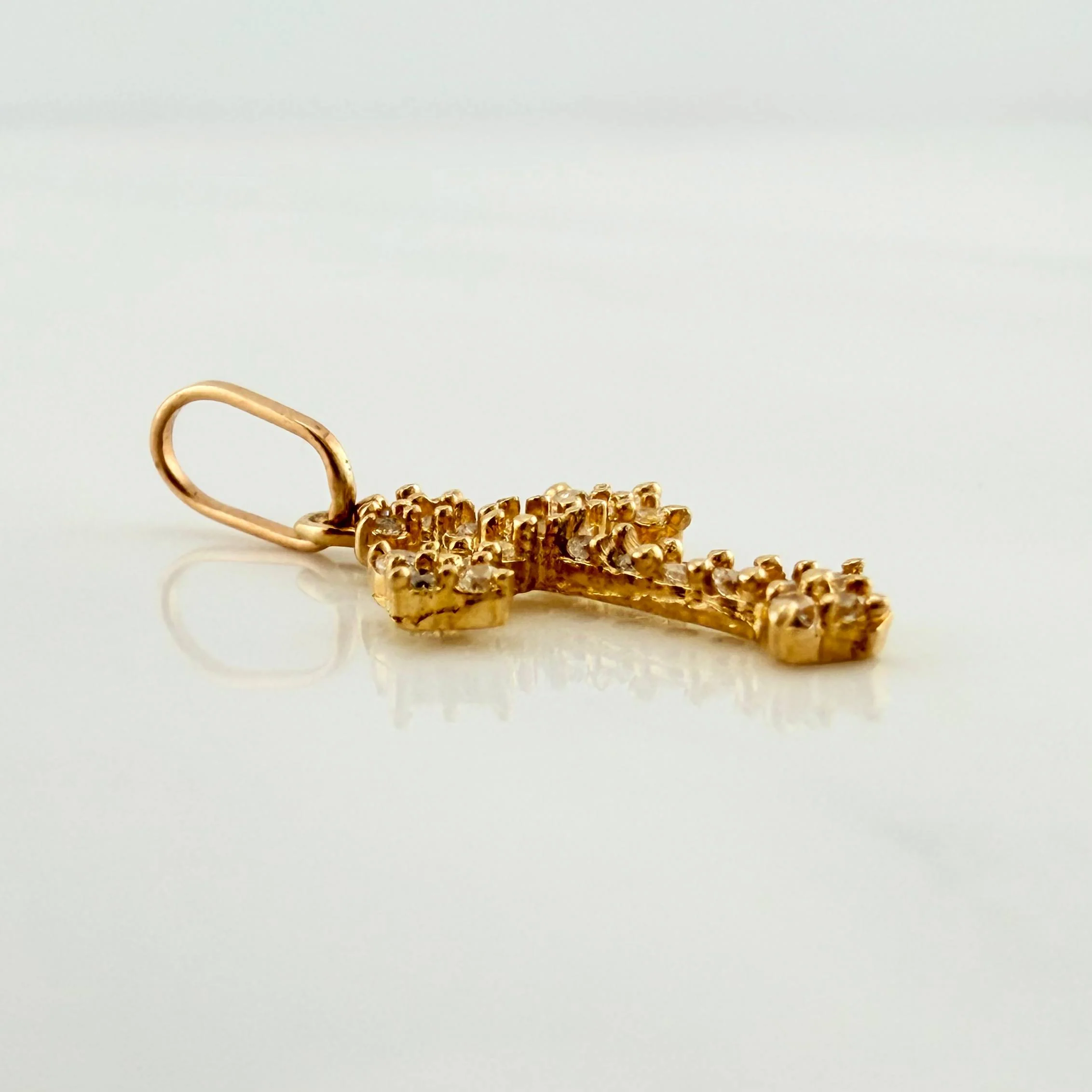 Dije Cruz Gotica 0.6 g / 2 cm Oro Amarillo 18K - Image 3