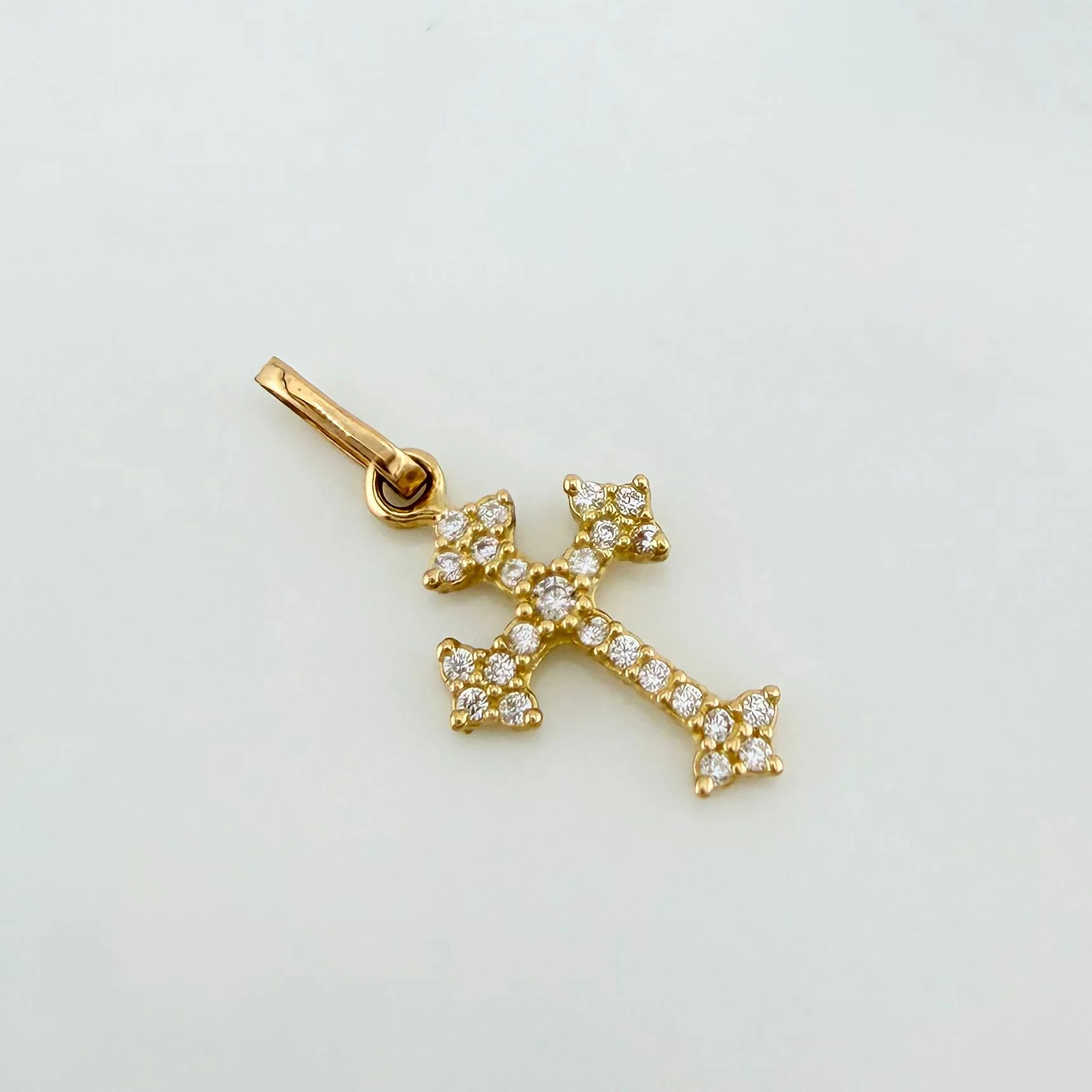 Dije Cruz Gótica 0.7 g / 2.2 cm Oro Amarillo 18K - Image 2