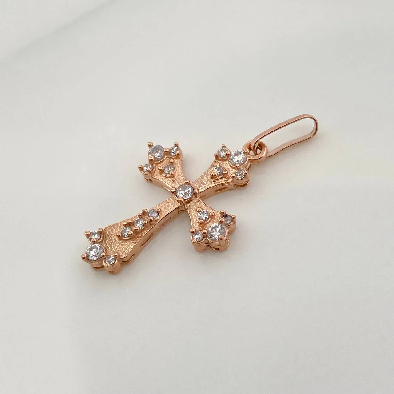 Dije Cruz Gotica 1.3gr / 2.8cm / Oro Rosa 18K % - Image 2