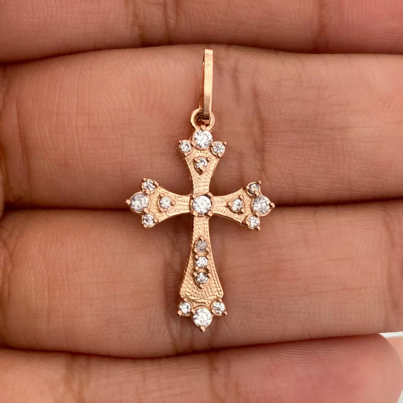 Dije Cruz Gotica 1.3gr / 2.8cm / Oro Rosa 18K % - Image 4