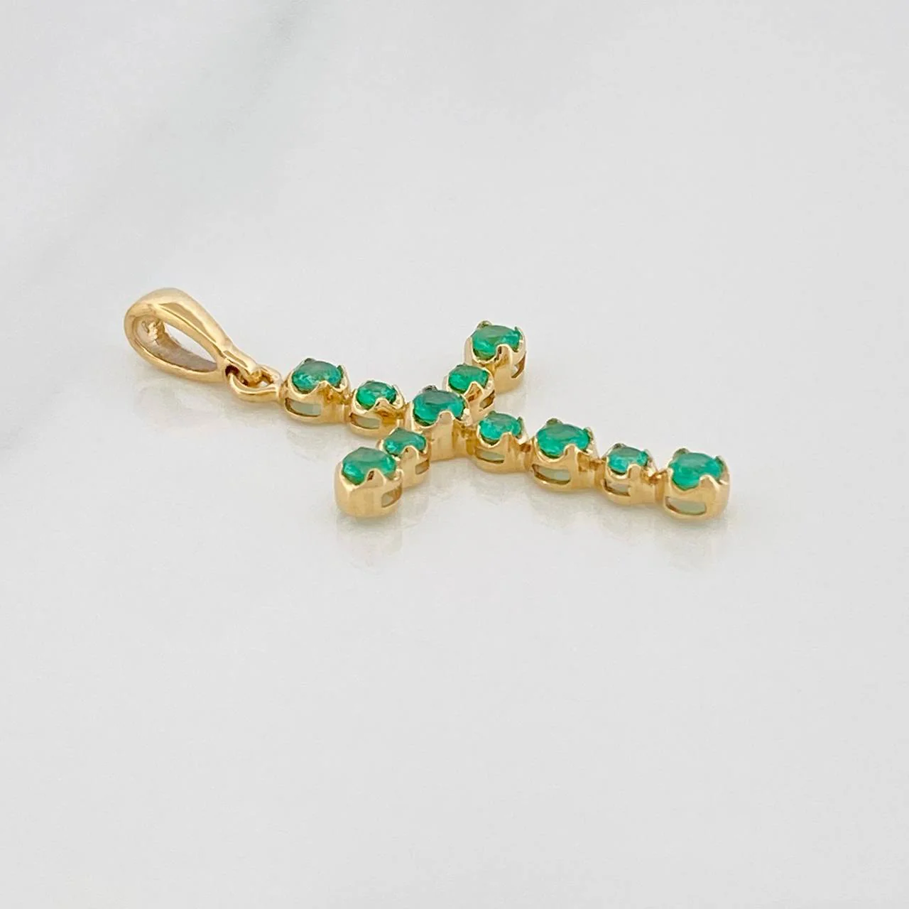 Dije Cruz Luz Verde Esmeraldas 30 pts 1.05gr / 3cm / Oro Amarillo 18K % - Image 2