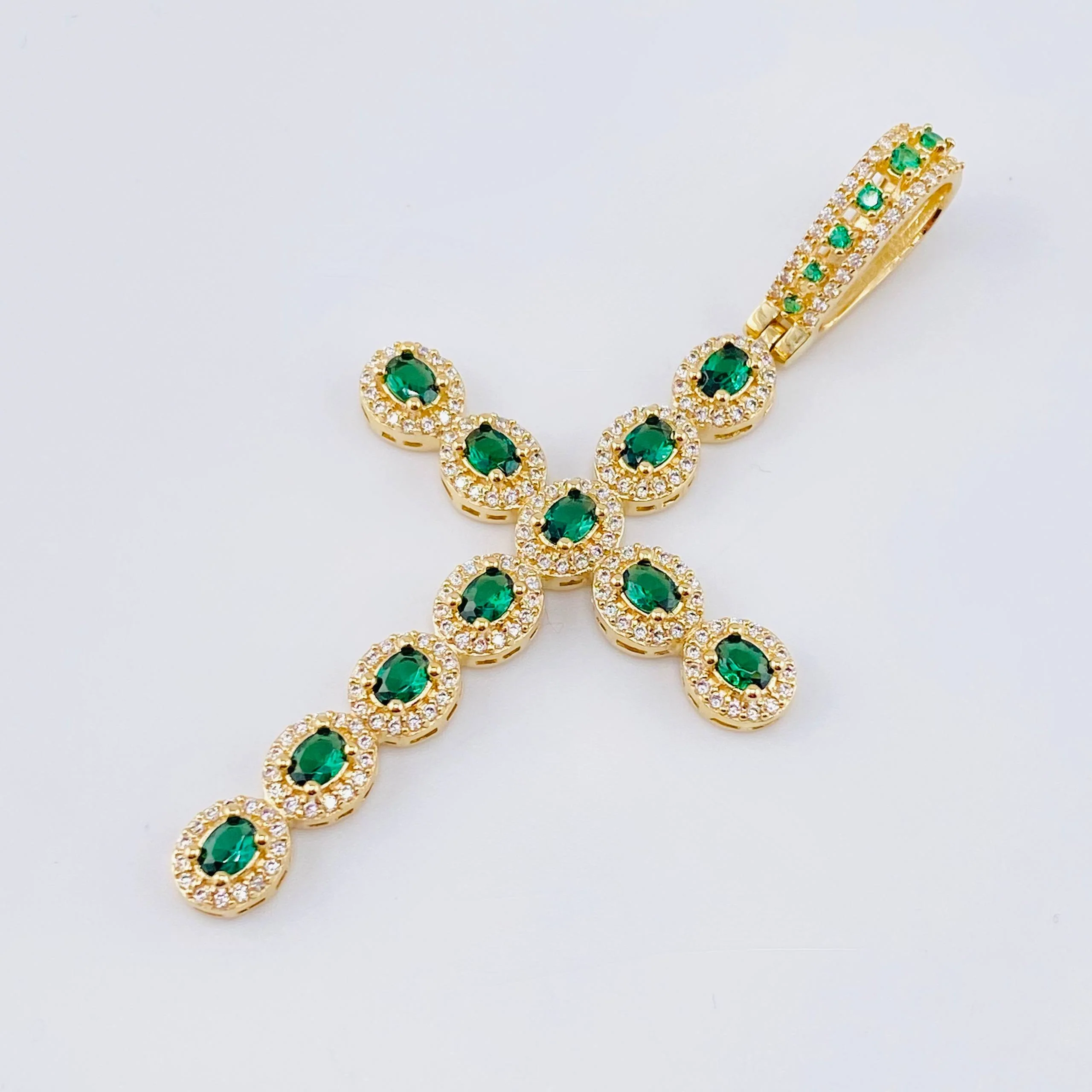 Dije Cruz Ovalo 9.65gr / 7cm / Oro Amarillo 18K - Image 3