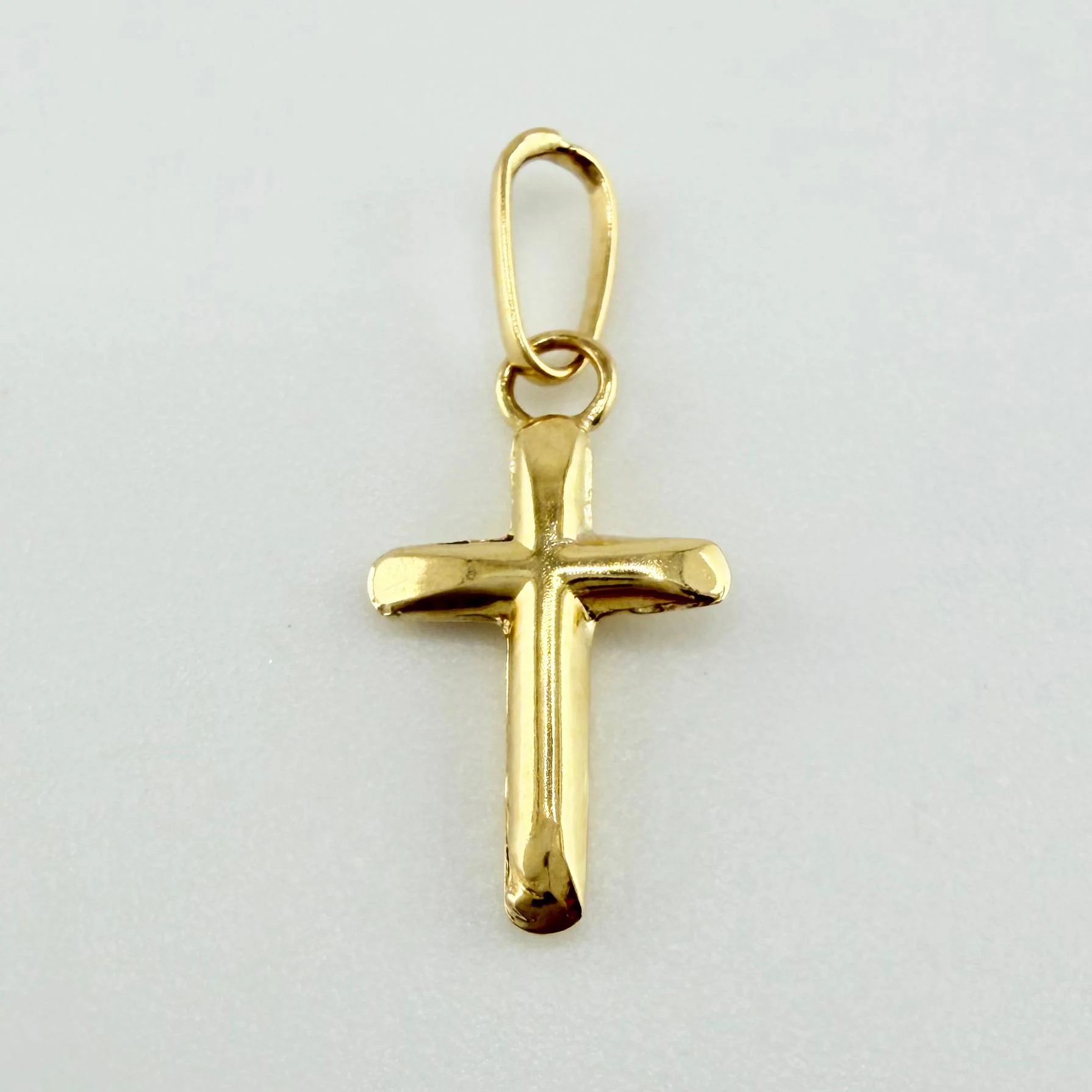 Dije Cruz Puntas Planas 0.2 g / 1.6 cm Oro Amarillo 18K