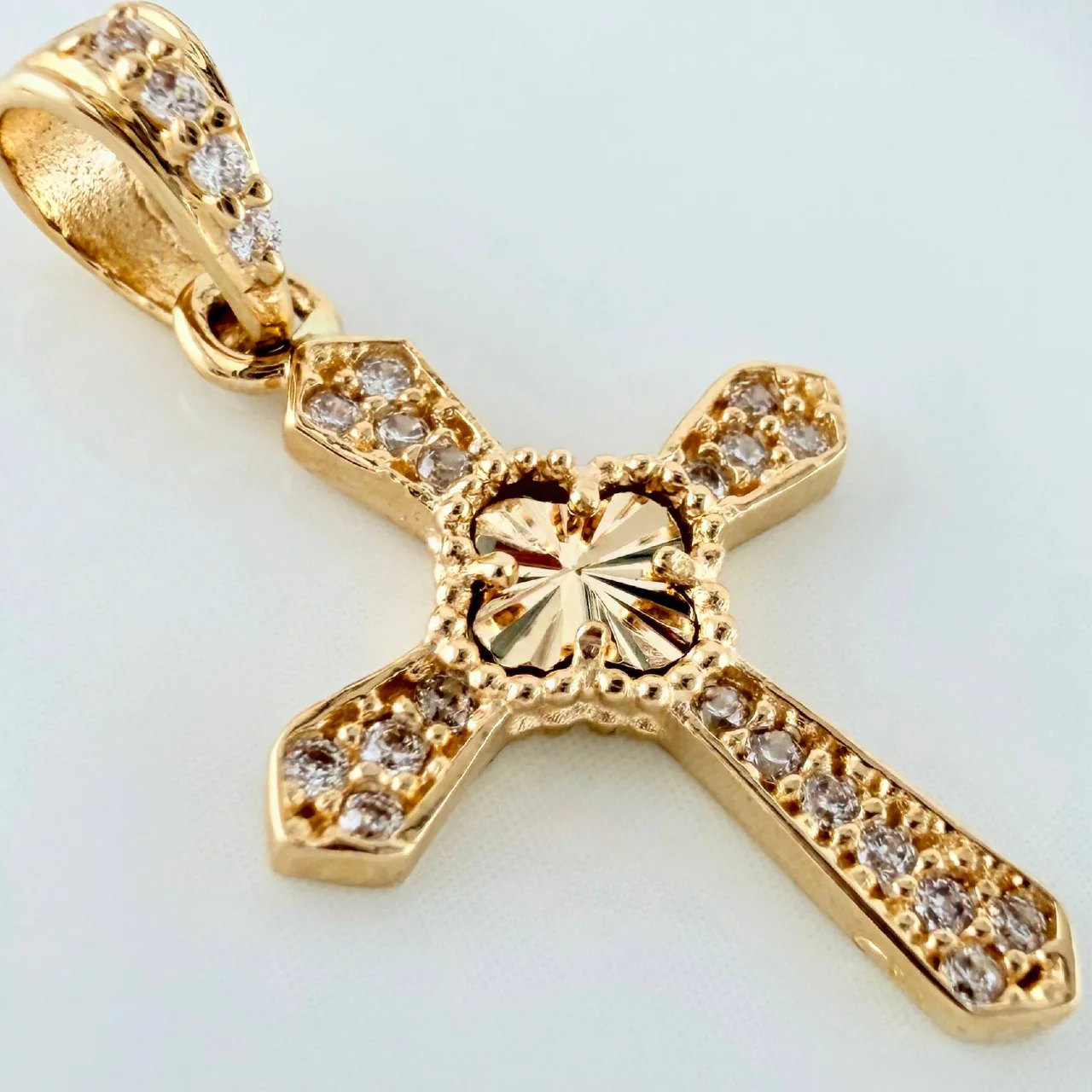 Dije Cruz Trebol 1.1 g / 2.4 cm Oro Amarillo 18K - Image 3