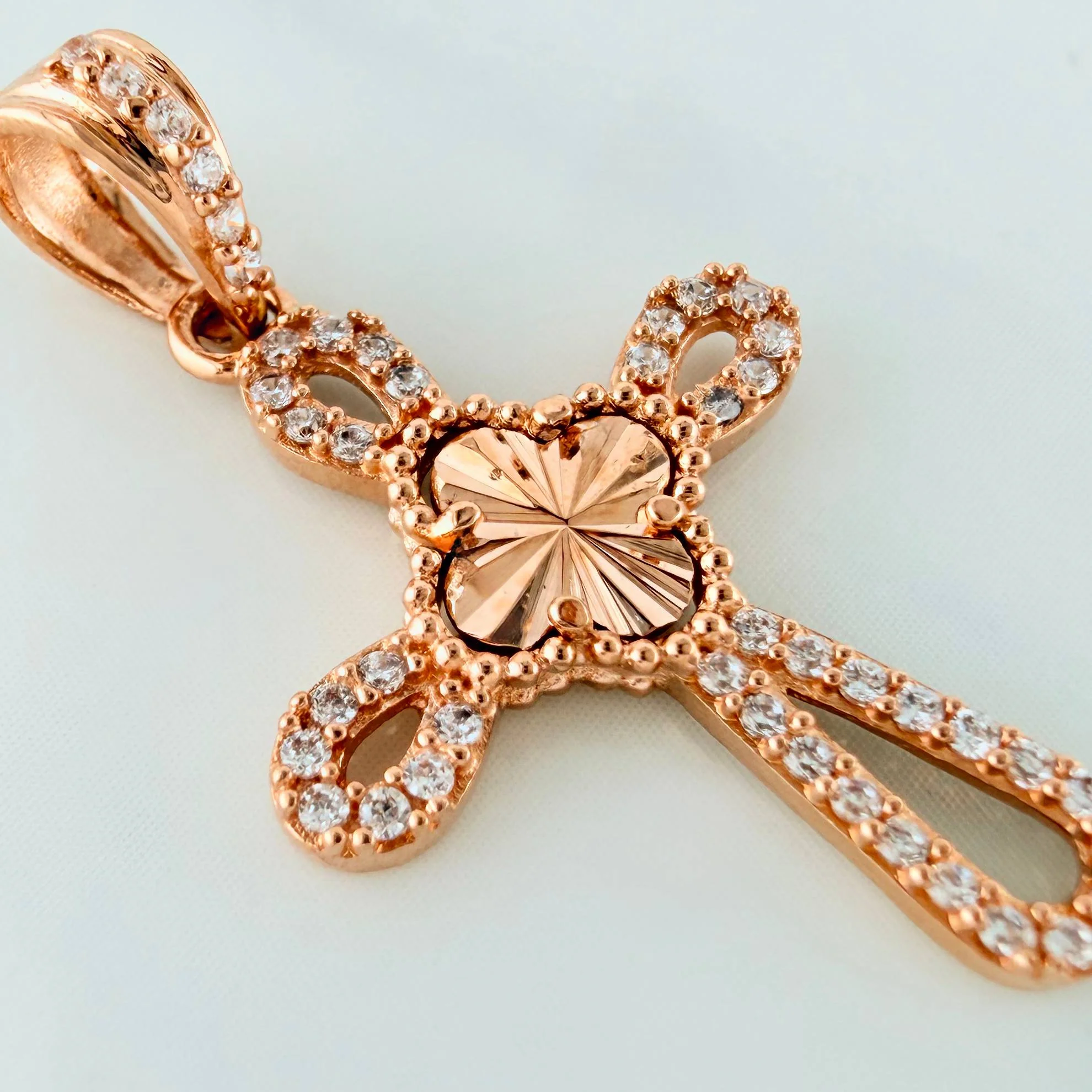 Dije Cruz Trebol 1.85 g / 3 cm Oro Rosa 18K - Image 3