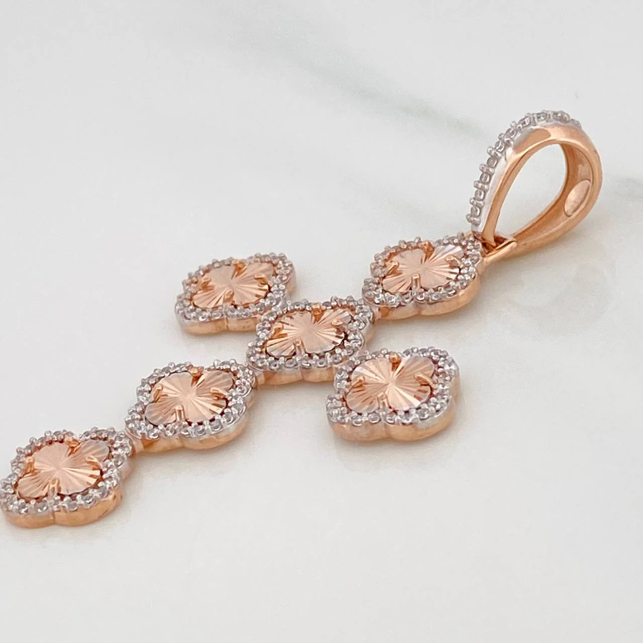 Dije Cruz Trebol Diamantada 4.95g / 5cm Oro Rosa 18K - Image 3