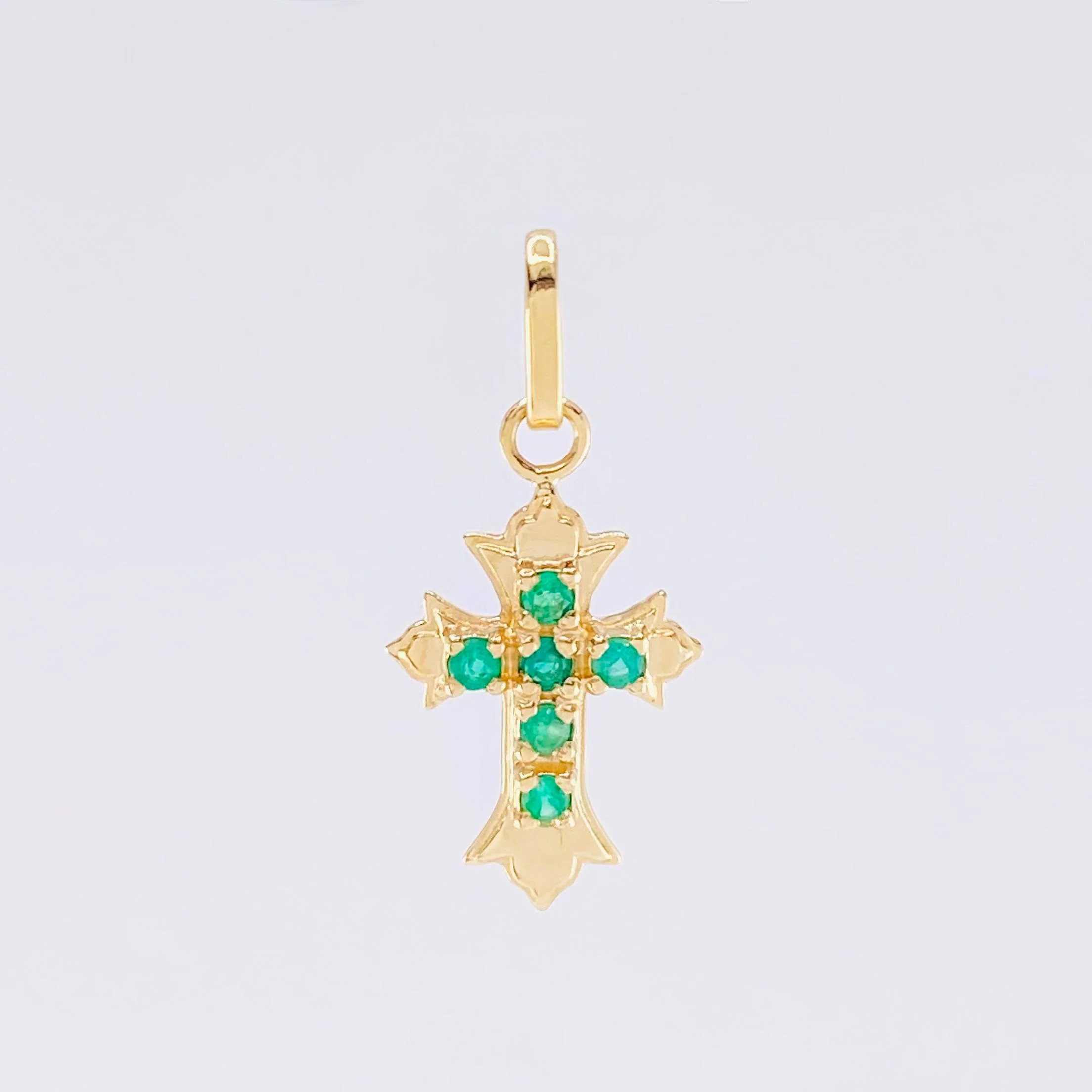 Dije Cruz Tres Puntas Esmeraldas 7pts 0.95g / 2.1cm Oro Amarillo 18K - Image 3