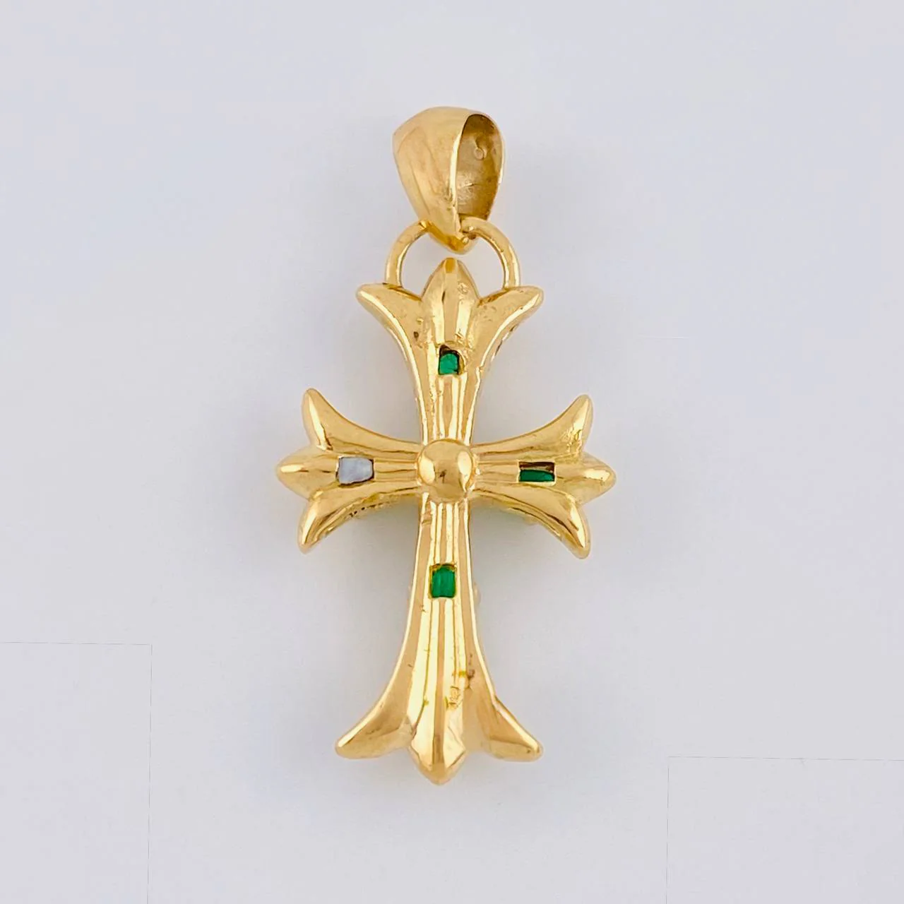 Dije Cruz Trifoliada Punteada Esmeraldas 95Pts 3.85 g / 3.1 cm Oro Amarillo 18K - Image 3