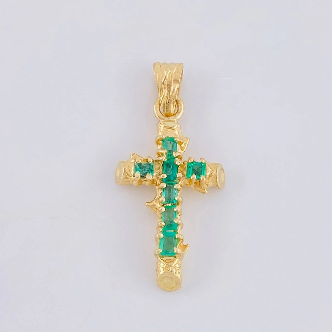 Dije Cruz Tronco Esmeralda 70Pts 1.4 g / 2.6 cm Oro Amarillo 18K