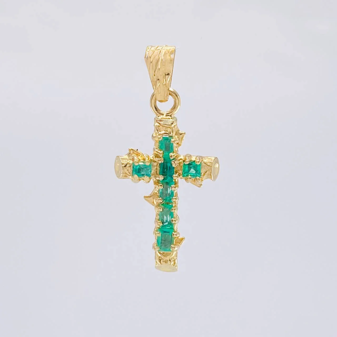 Dije Cruz Tronco Esmeralda 70Pts 1.4 g / 2.6 cm Oro Amarillo 18K - Image 2