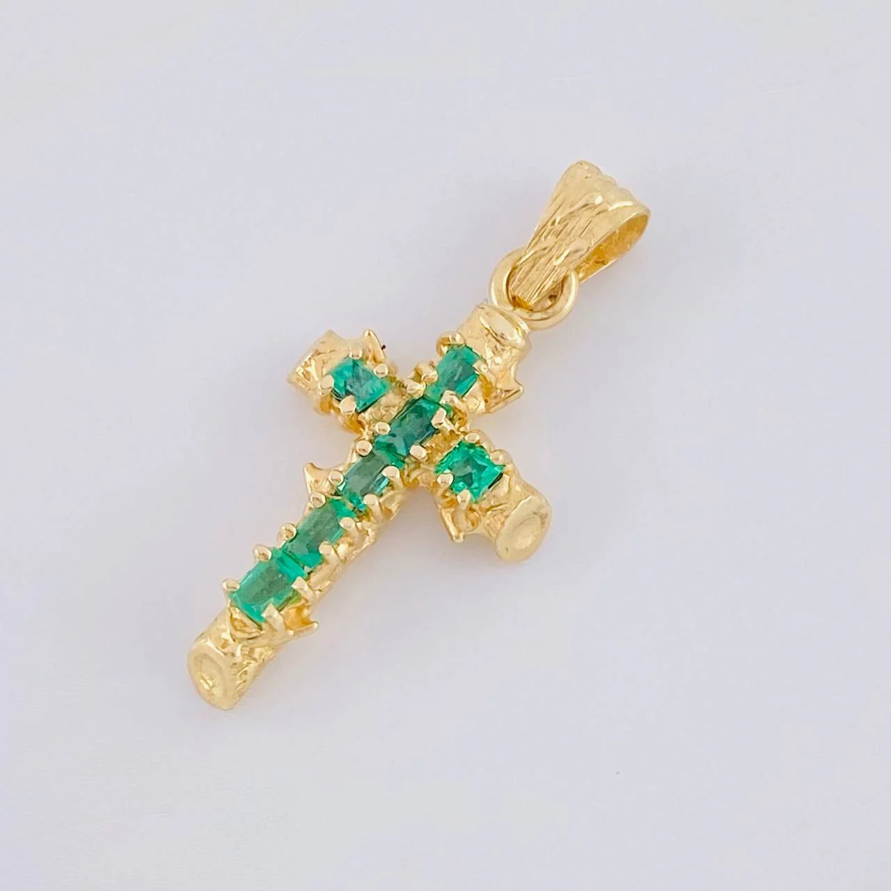Dije Cruz Tronco Esmeralda 70Pts 1.4 g / 2.6 cm Oro Amarillo 18K - Image 3