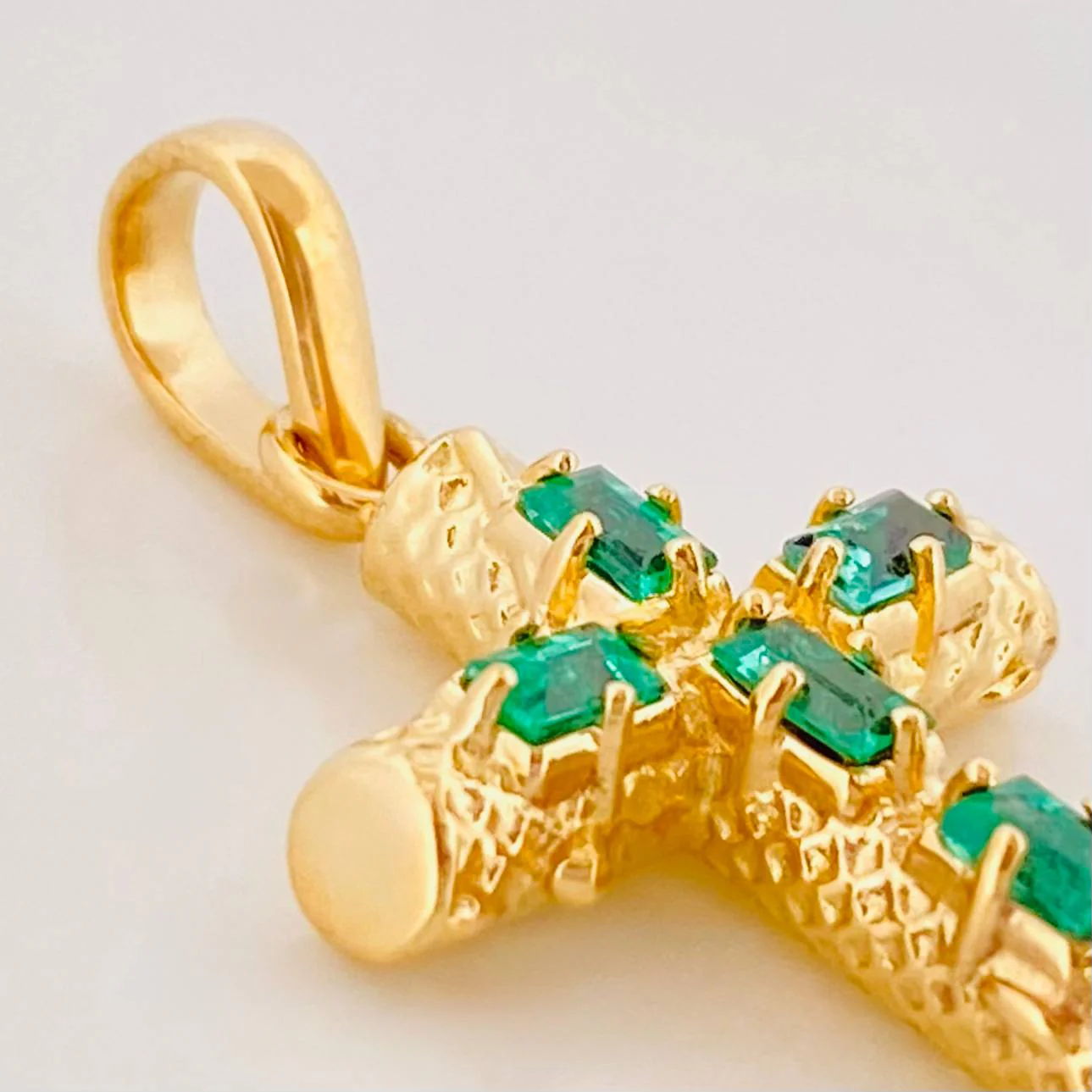 Dije Cruz Tronco Esmeraldas 25pts 1.65 g / 2.4 cm Oro Amarillo 18K - Image 3