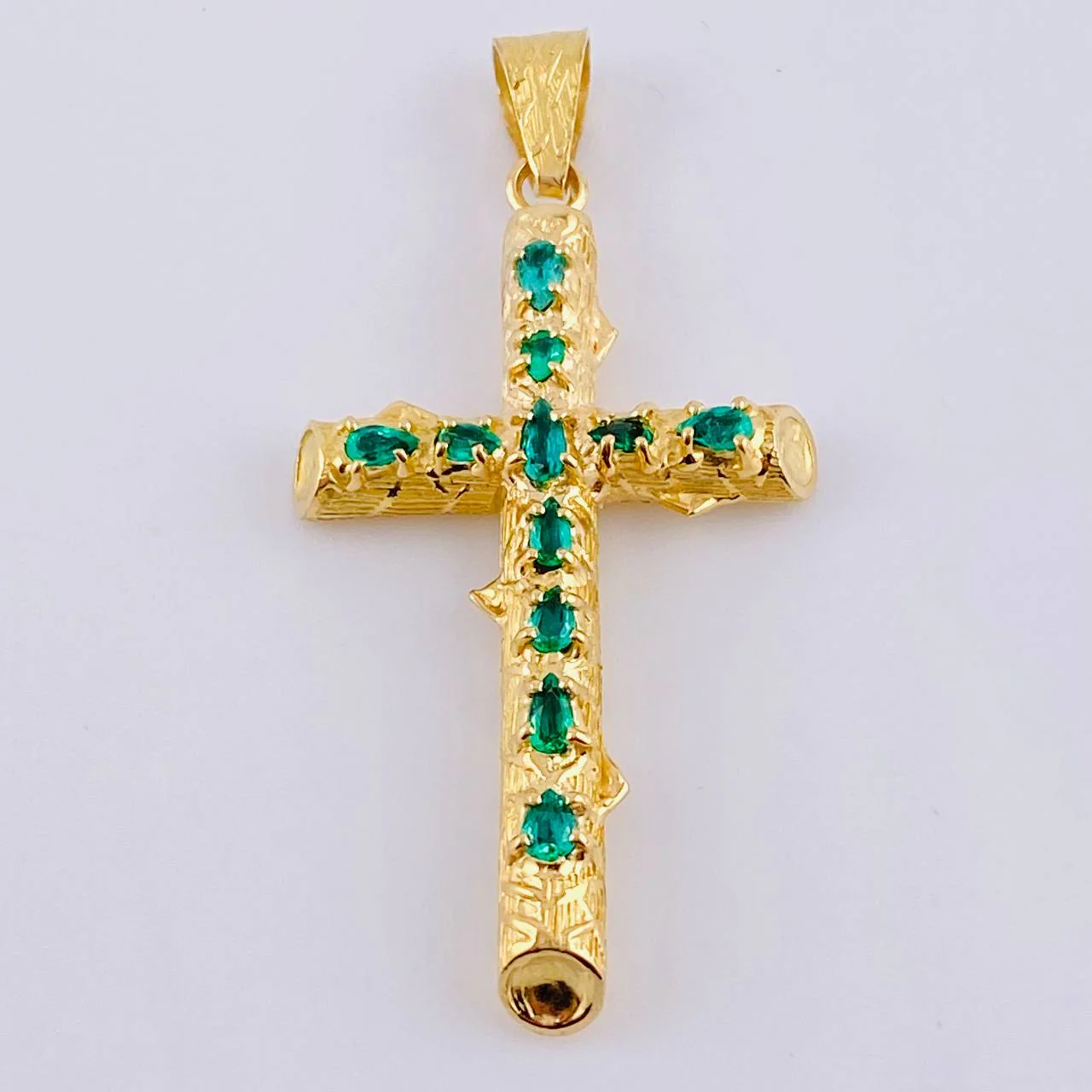 Dije Cruz Tronco Esmeraldas 1,8 Qts 3.25 g / 4.9 cm Oro Amarillo 18K