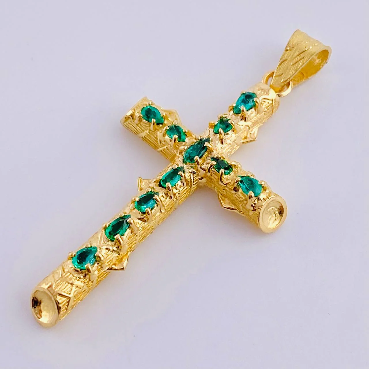 Dije Cruz Tronco Esmeraldas 1,8 Qts 3.25 g / 4.9 cm Oro Amarillo 18K - Image 2
