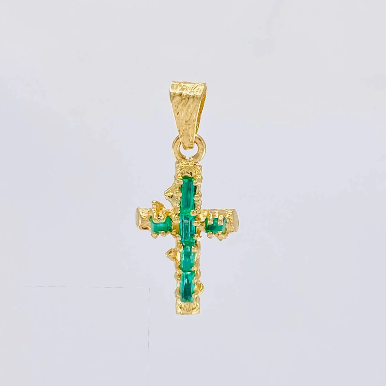 Dije Cruz Tronco Esmeraldas 40 Pts 1 g / 2.3 cm Oro Amarillo 18K - Image 2