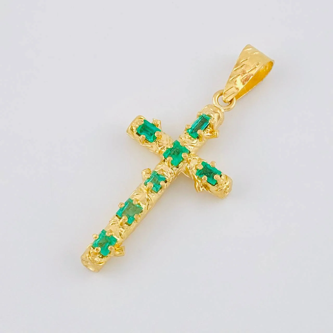 Dije Cruz Tronco Esmeraldas 5,10 Qts 6.7 g / 6.2 cm Oro Amarillo 18K - Image 4