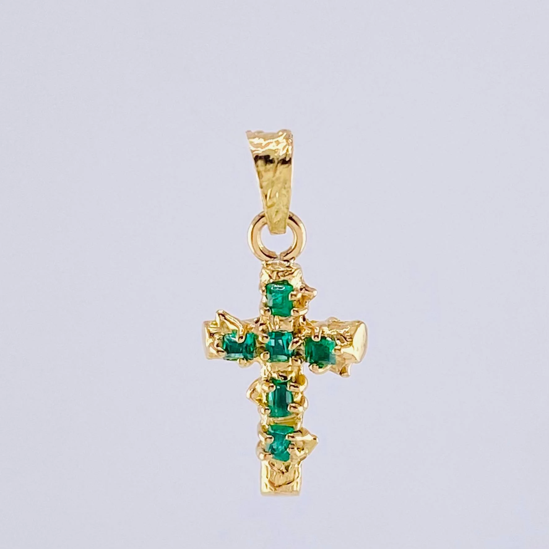 Dije Cruz Tronco Esmeraldas 6Pts 1 g / 2.2 cm Oro Amarillo 18K - Image 3
