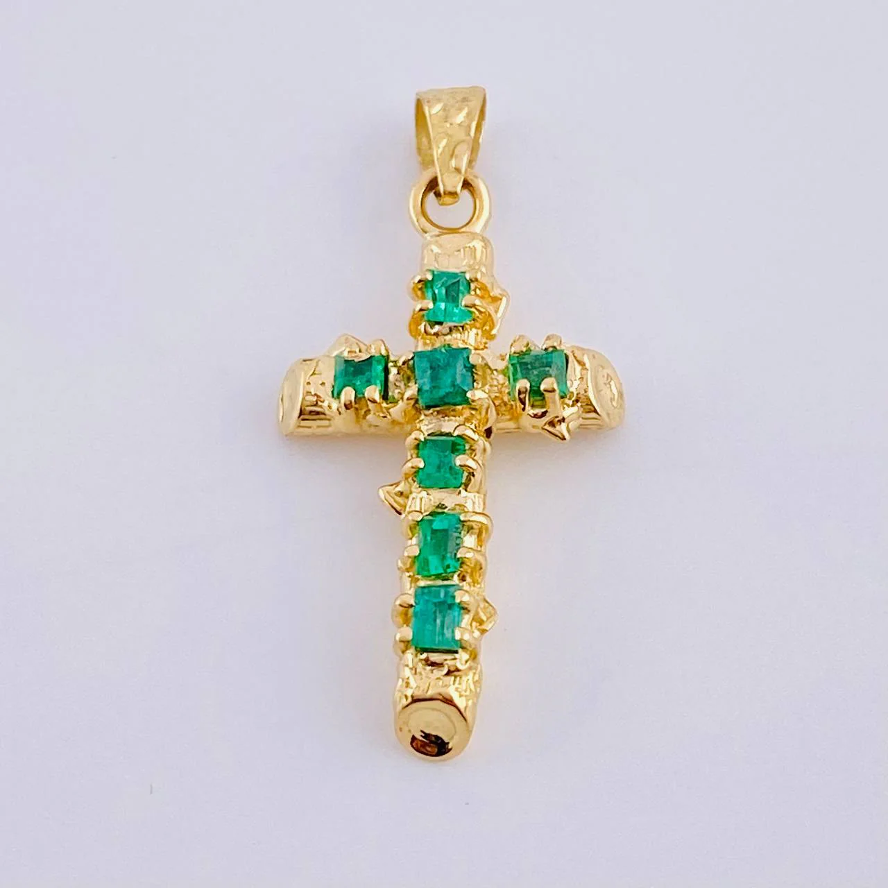 Dije Cruz Tronco Esmeraldas 80Pts 1.55 g / 2.8 cm Oro Amarillo 18K