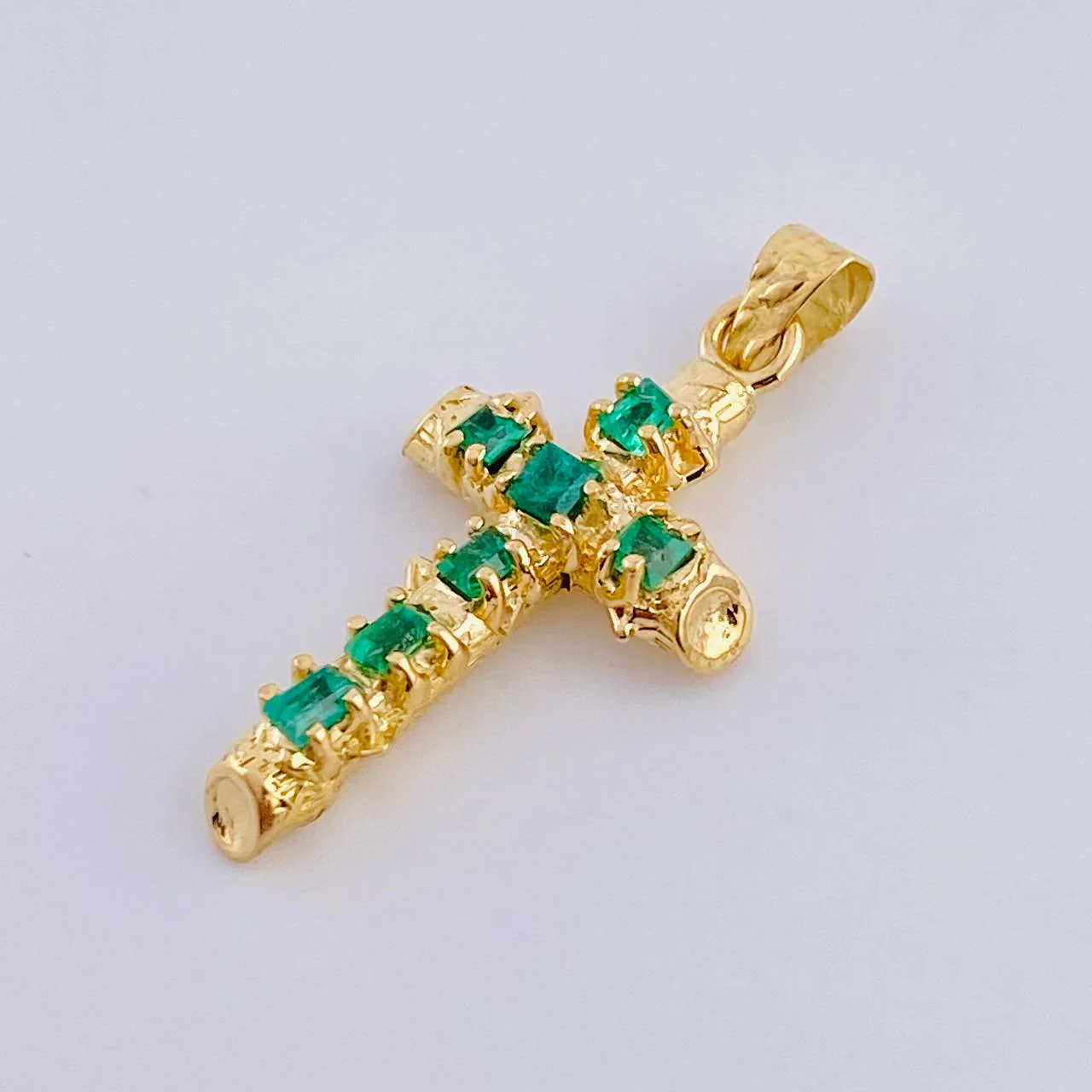 Dije Cruz Tronco Esmeraldas 80Pts 1.55 g / 2.8 cm Oro Amarillo 18K - Image 2