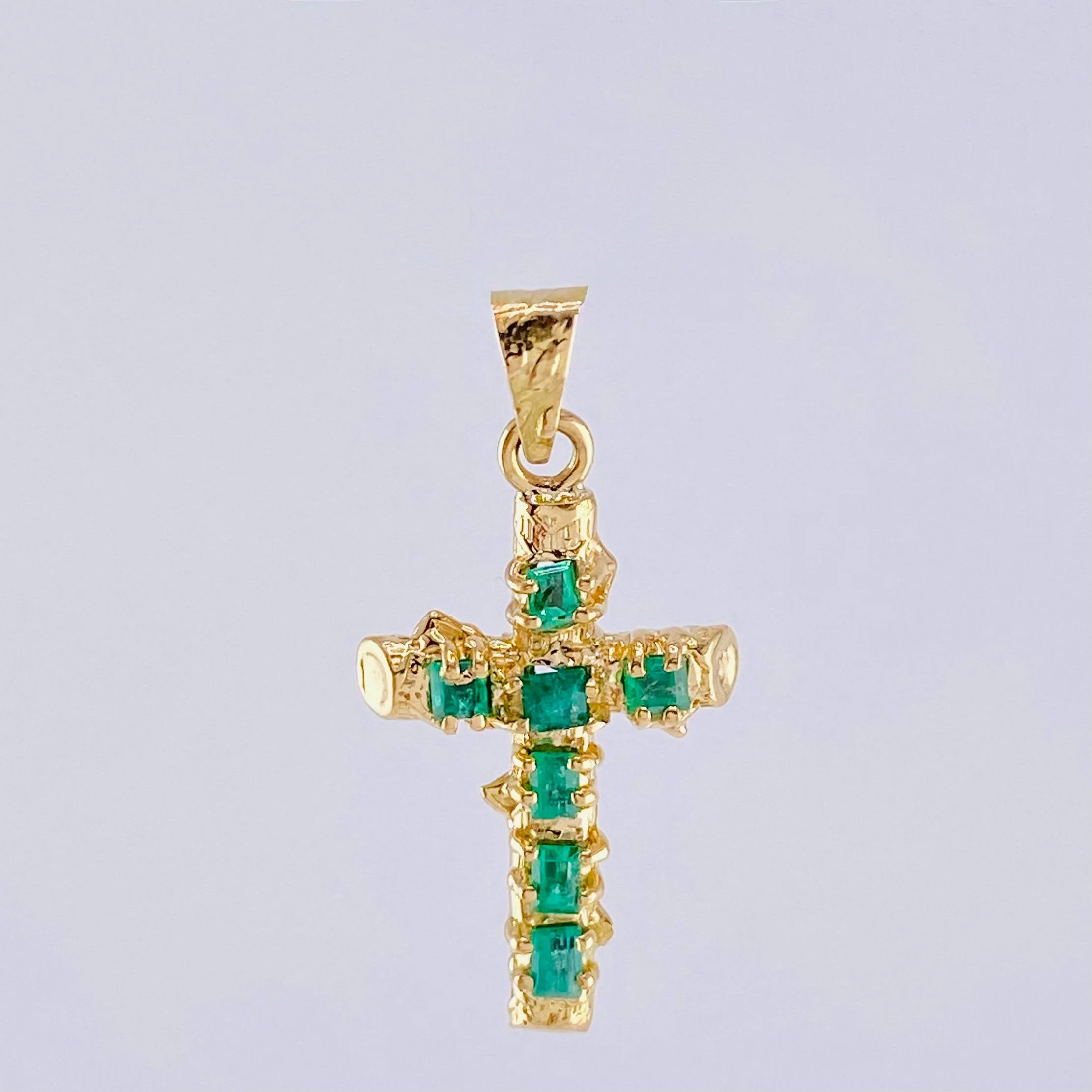 Dije Cruz Tronco Esmeraldas 80Pts 1.55 g / 2.8 cm Oro Amarillo 18K - Image 3