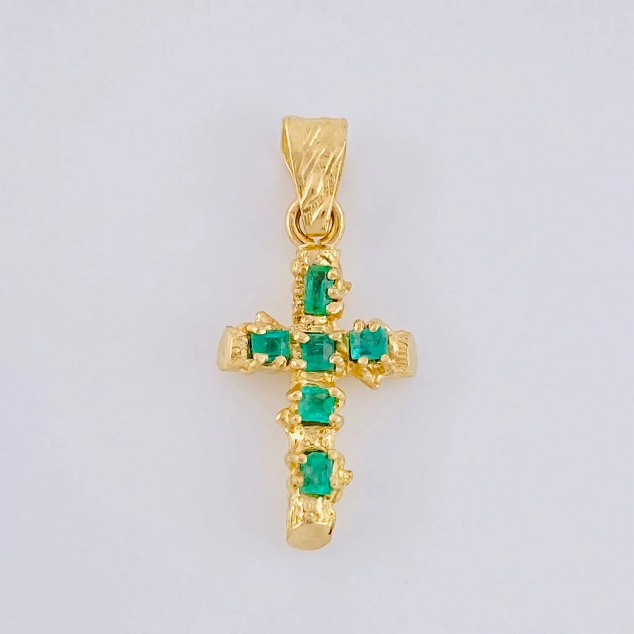 Dije Cruz Tronco Esmeraldas 80Pts 1.8 g / 3.3 cm Oro Amarillo 18K