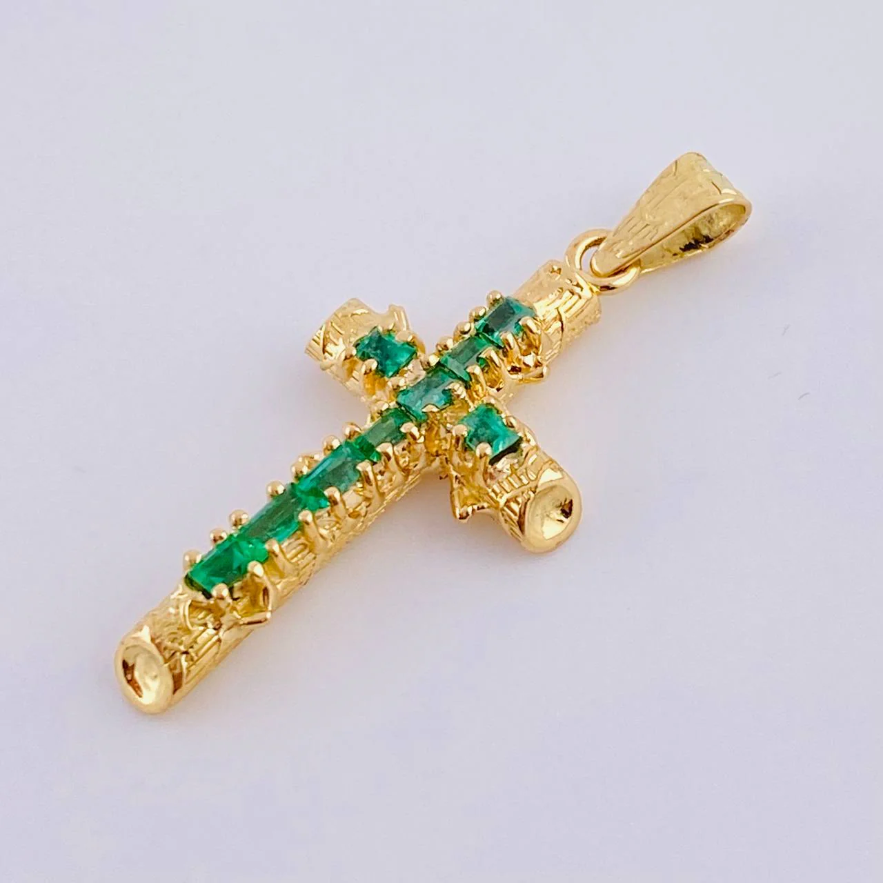 Dije Cruz Tronco Puntas Planas Esmeraldas 1,35 Qts 2.05 g / 3.4 cm Oro Amarillo 18K - Image 2