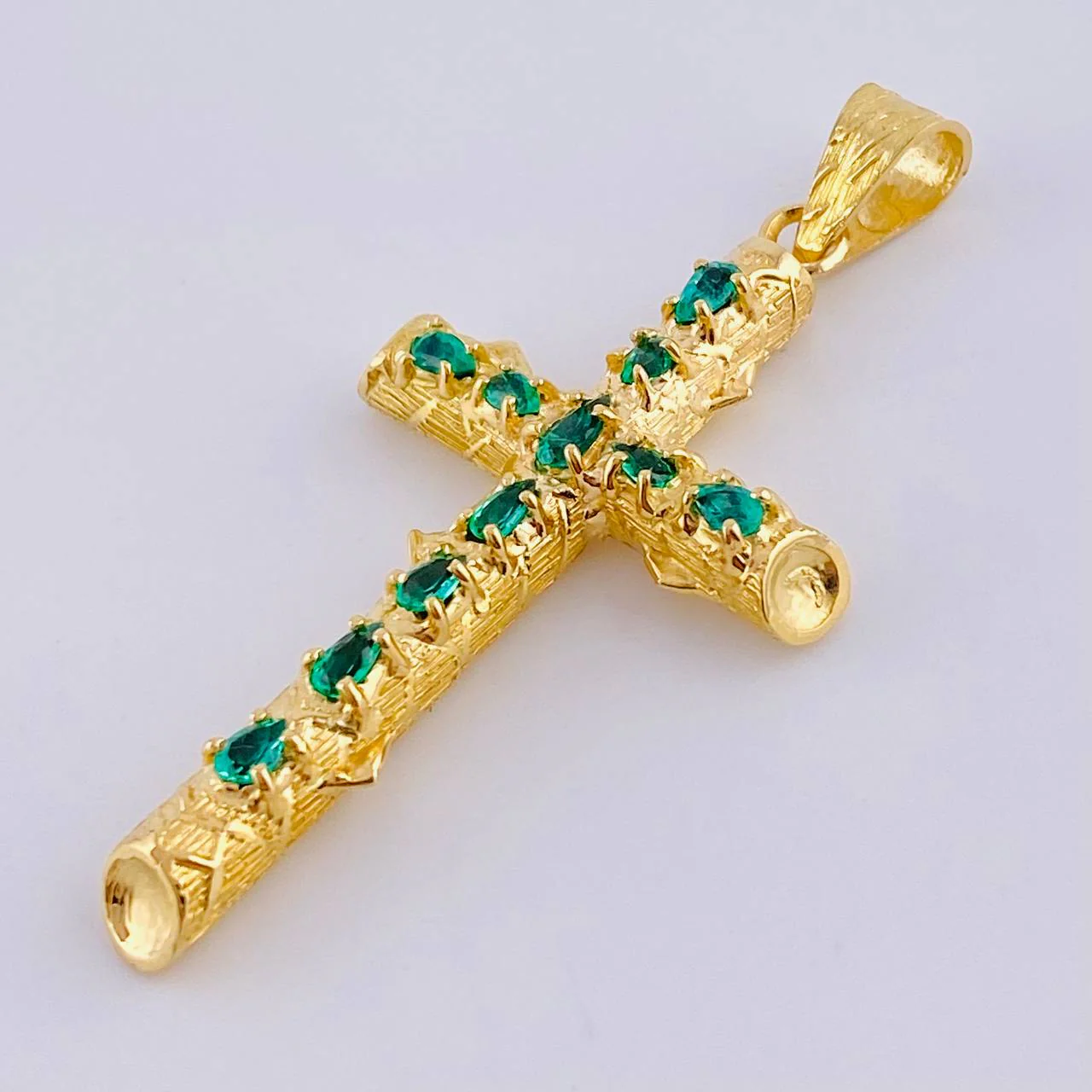 Dije Cruz Tronco Puntas Planas Esmeraldas 2,2 Qts 4.95 g / 5.3 cm Oro Amarillo 18K - Image 2