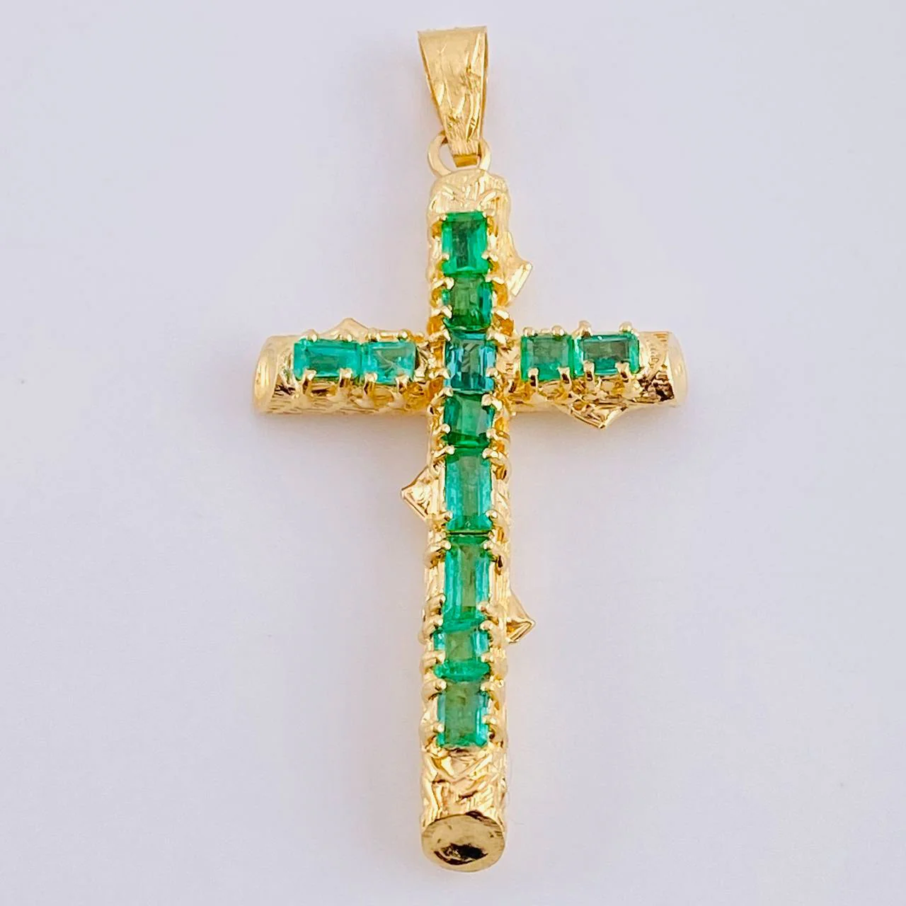 Dije Cruz Tronco Puntas Planas Esmeraldas 2 Qts 3.35 g / 4 cm Oro Amarillo 18K