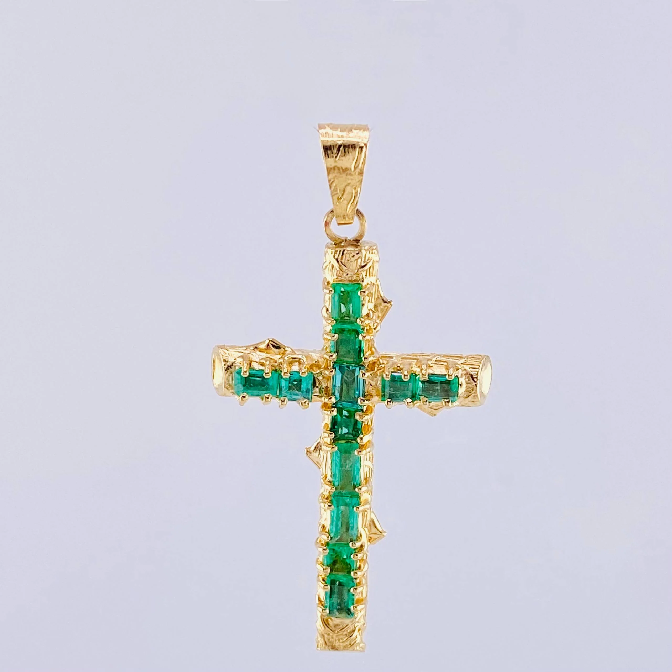 Dije Cruz Tronco Puntas Planas Esmeraldas 2 Qts 3.35 g / 4 cm Oro Amarillo 18K - Image 3