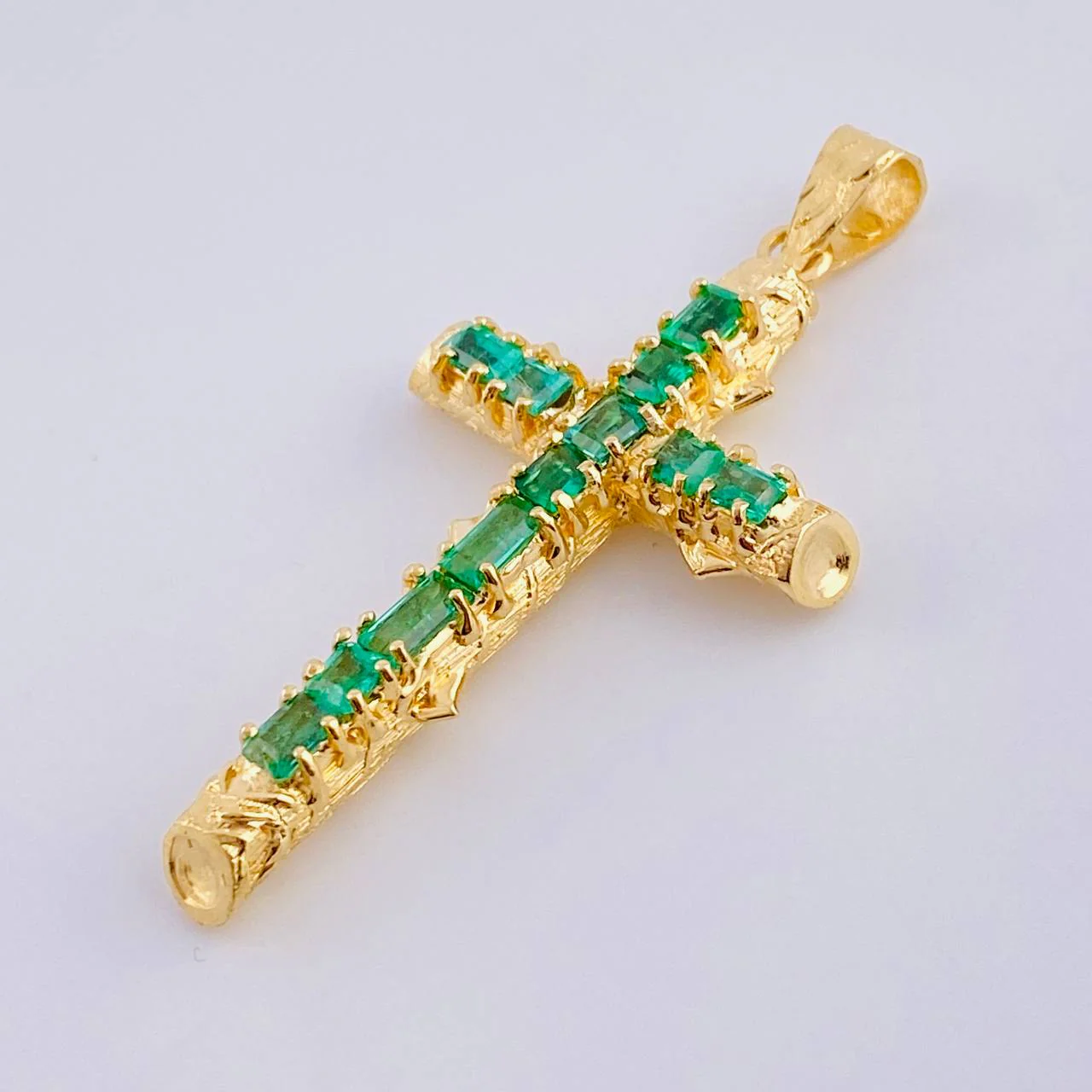 Dije Cruz Tronco Puntas Planas Esmeraldas 3,9 Qts 5.65 g / 5.3 cm Oro Amarillo 18K - Image 2
