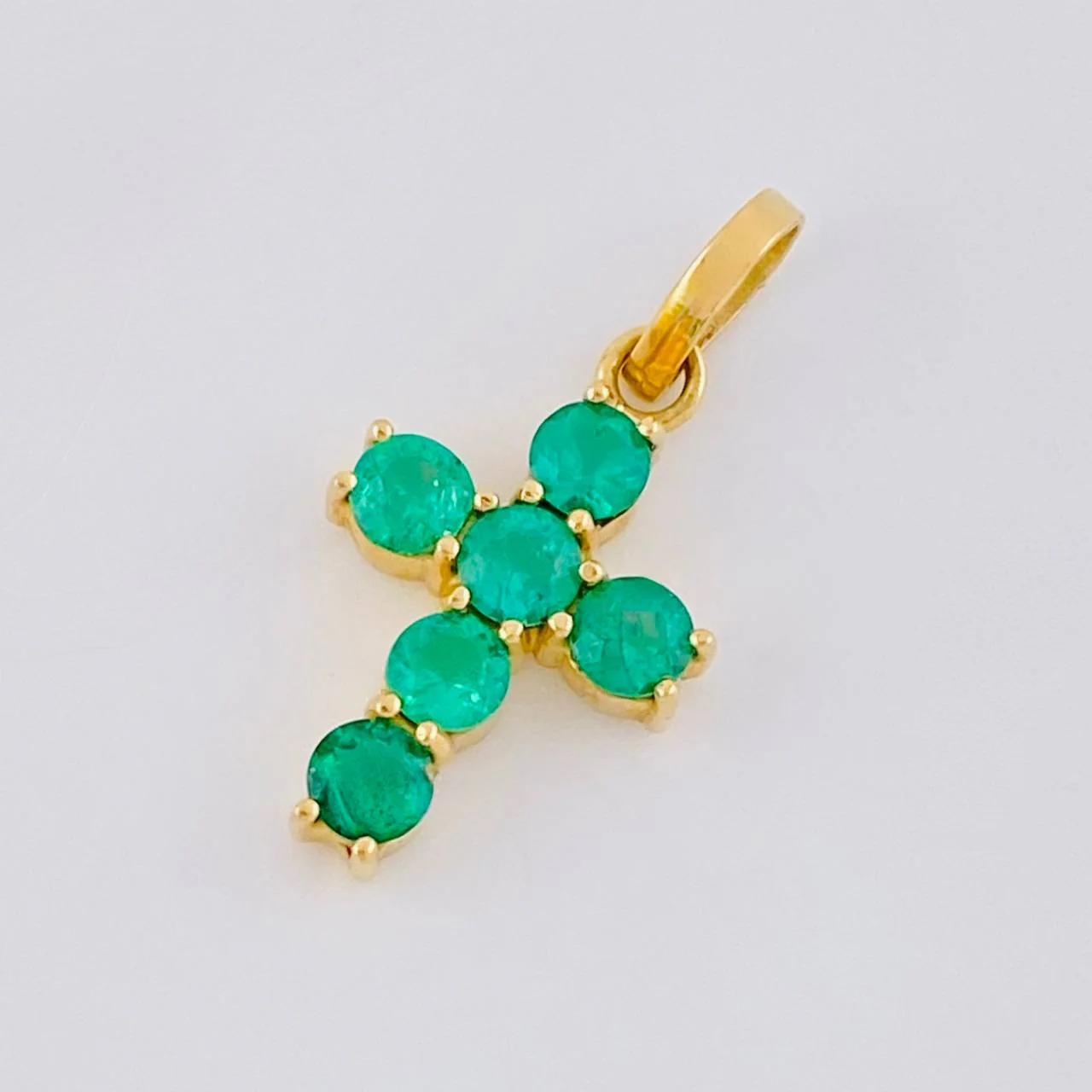 Dije Cruz Tupida Circular Esmeraldas 36pts 0.8g / 1.8cm Oro Amarillo 18K - Image 3