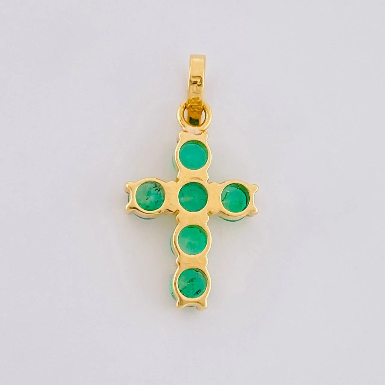 Dije Cruz Tupida Circular Esmeraldas 36pts 0.8g / 1.8cm Oro Amarillo 18K - Image 4