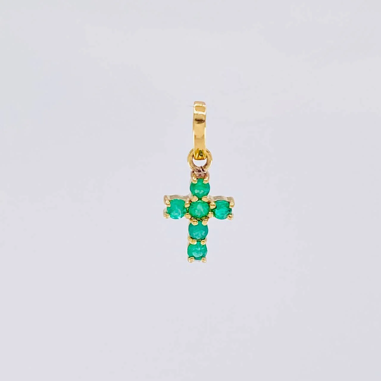 Dije Cruz Tupida Esmeraldas 10pts 0.4g / 1.3cm Oro Amarillo 18K - Image 2