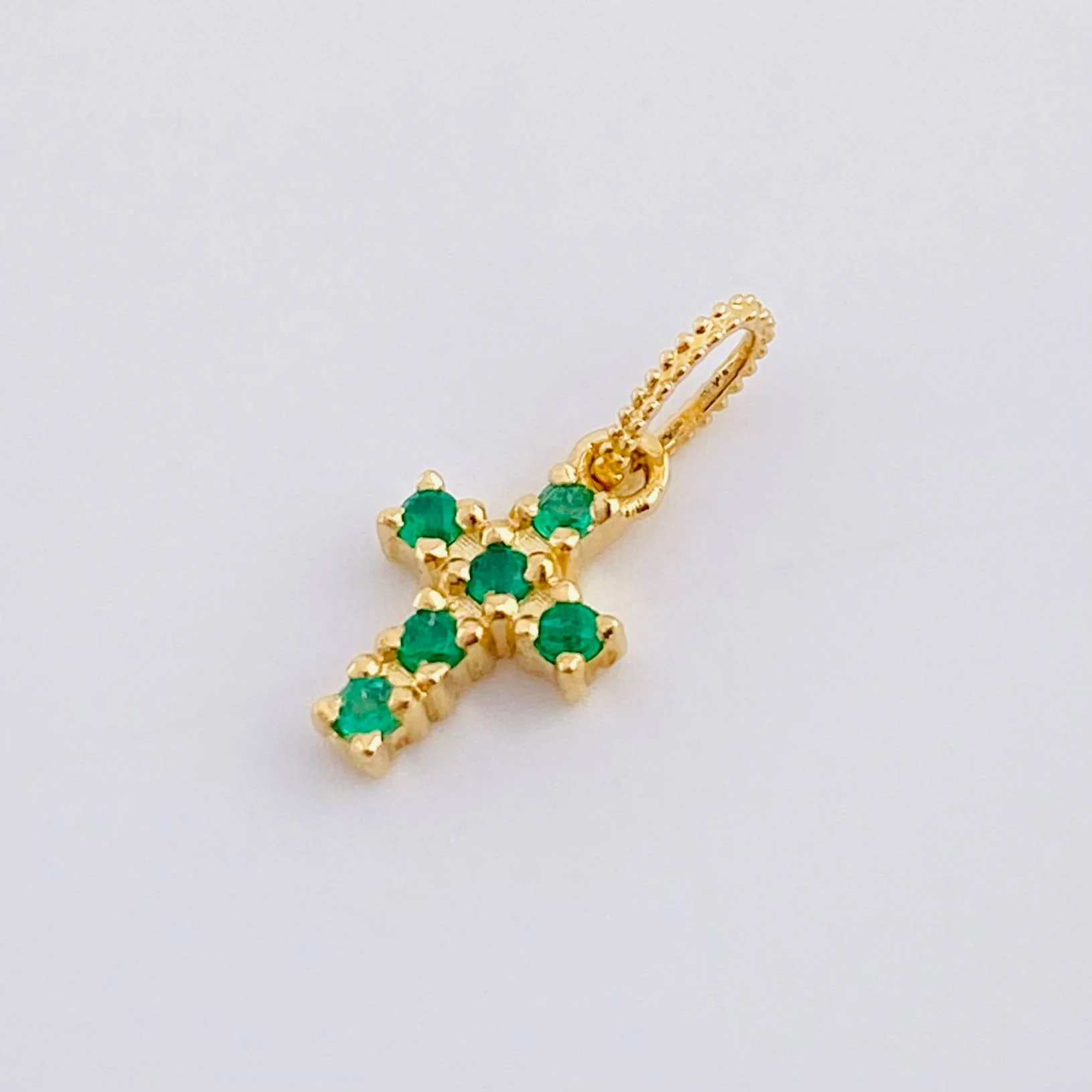 Dije Cruz Tupida Esmeraldas 12pts 0.75g / 1.5cm Oro Amarillo 18K - Image 2