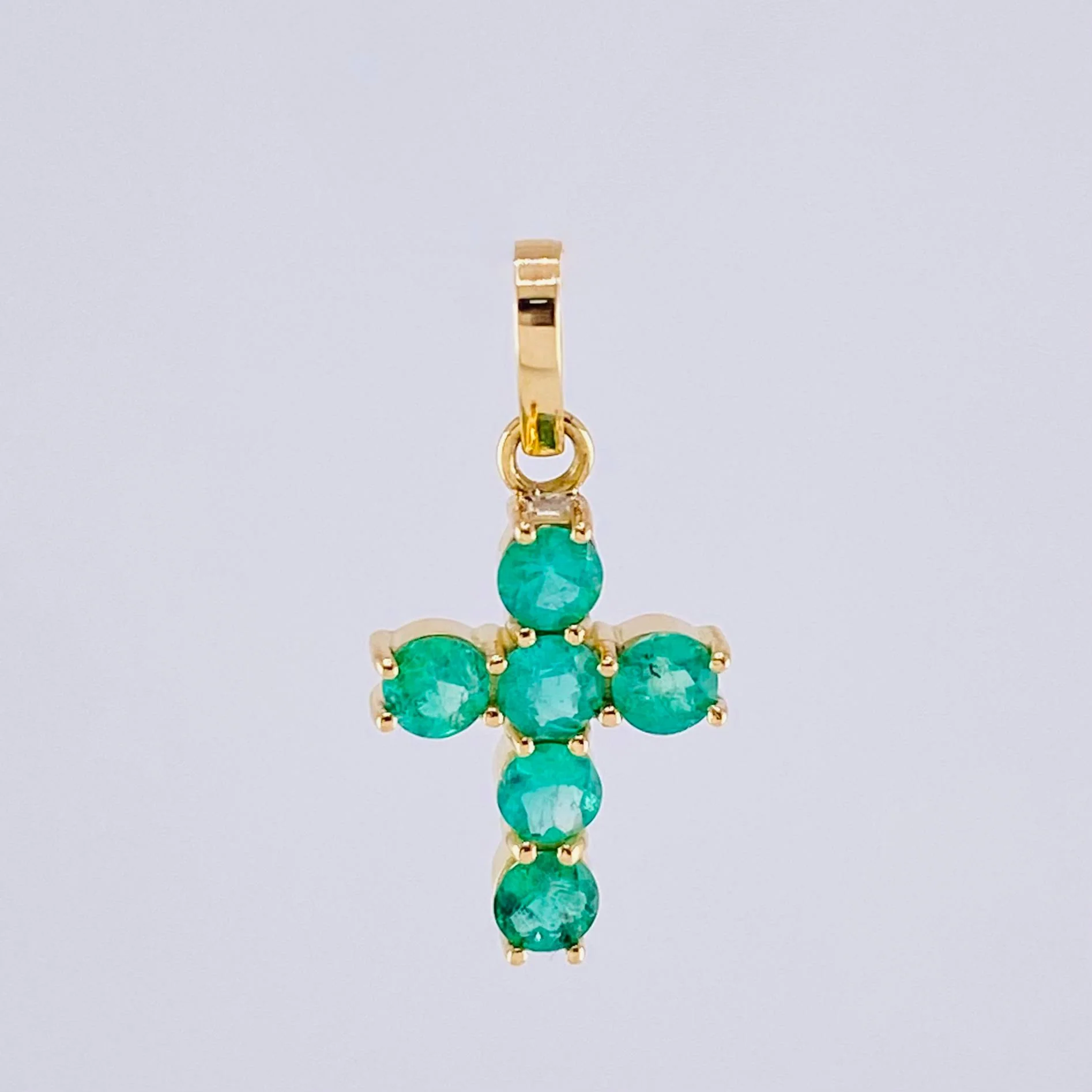 Dije Cruz Tupida Esmeraldas 45Pts 0.8 g / 1.8 cm Oro Amarillo 18K - Image 2