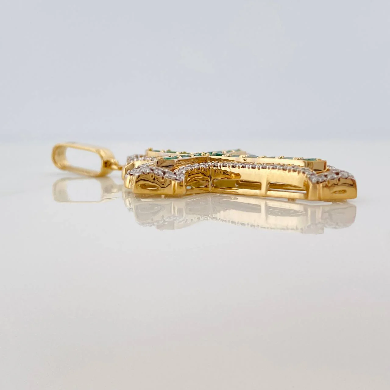 Dije Cruz Tupida Esmeraldas 75 pts Diamantes 32 pts 6.7gr / 4.4cm / Dos Oros Amarillo Blanco 18K % - Image 3