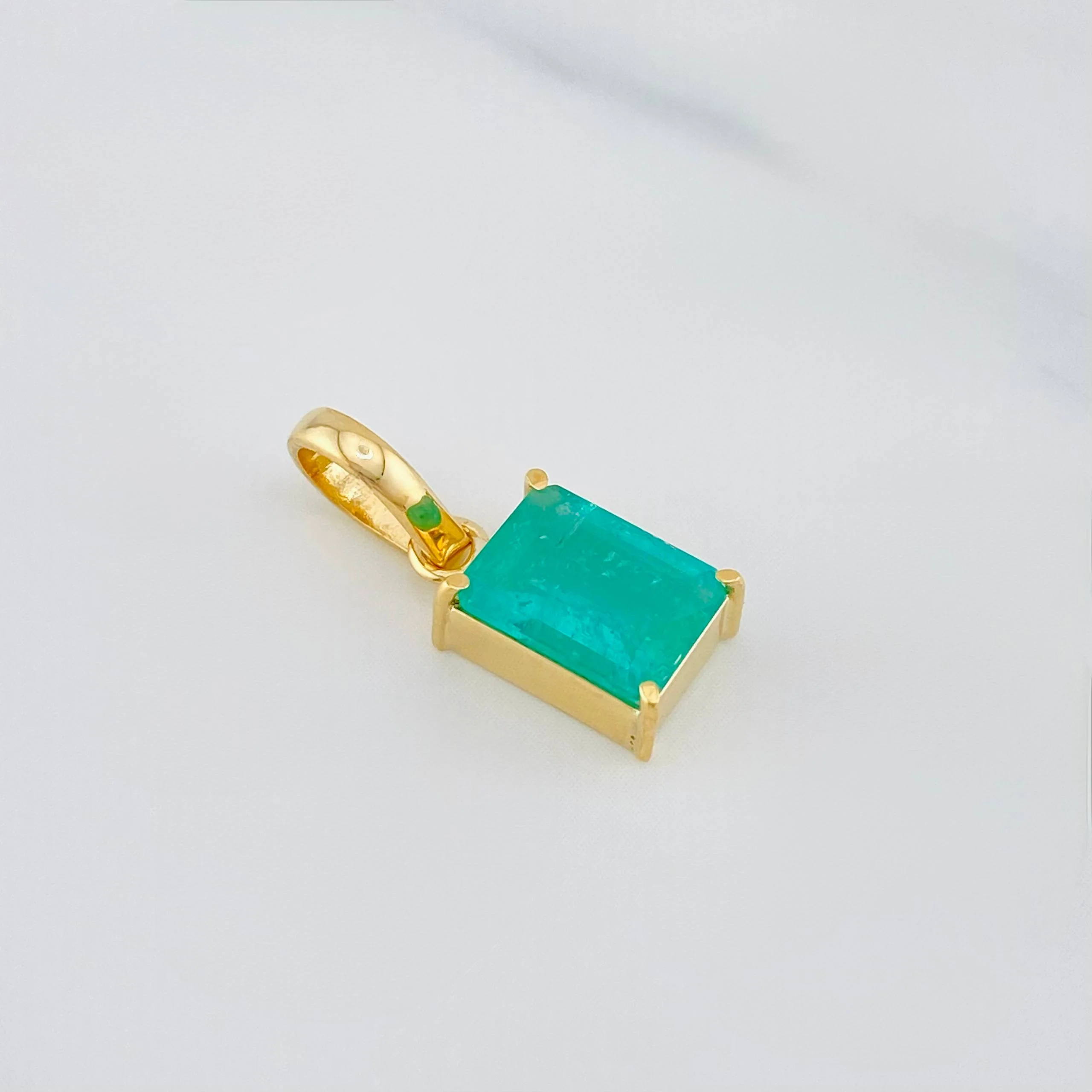 Dije Cuadrado Esmeralda 1.15 g / 1.6 cm Oro Amarillo 18K - Image 2