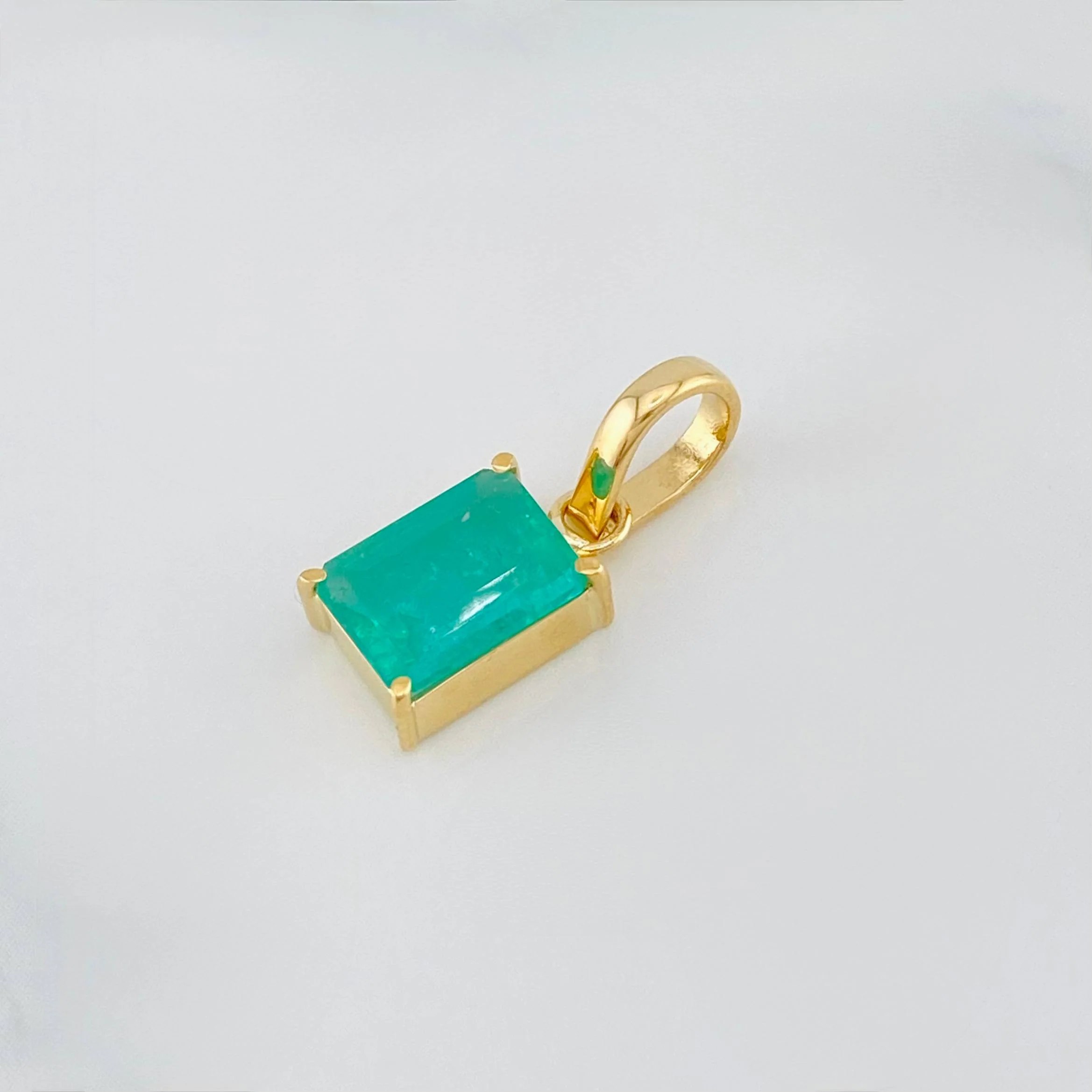 Dije Cuadrado Esmeralda 1.15 g / 1.6 cm Oro Amarillo 18K - Image 3