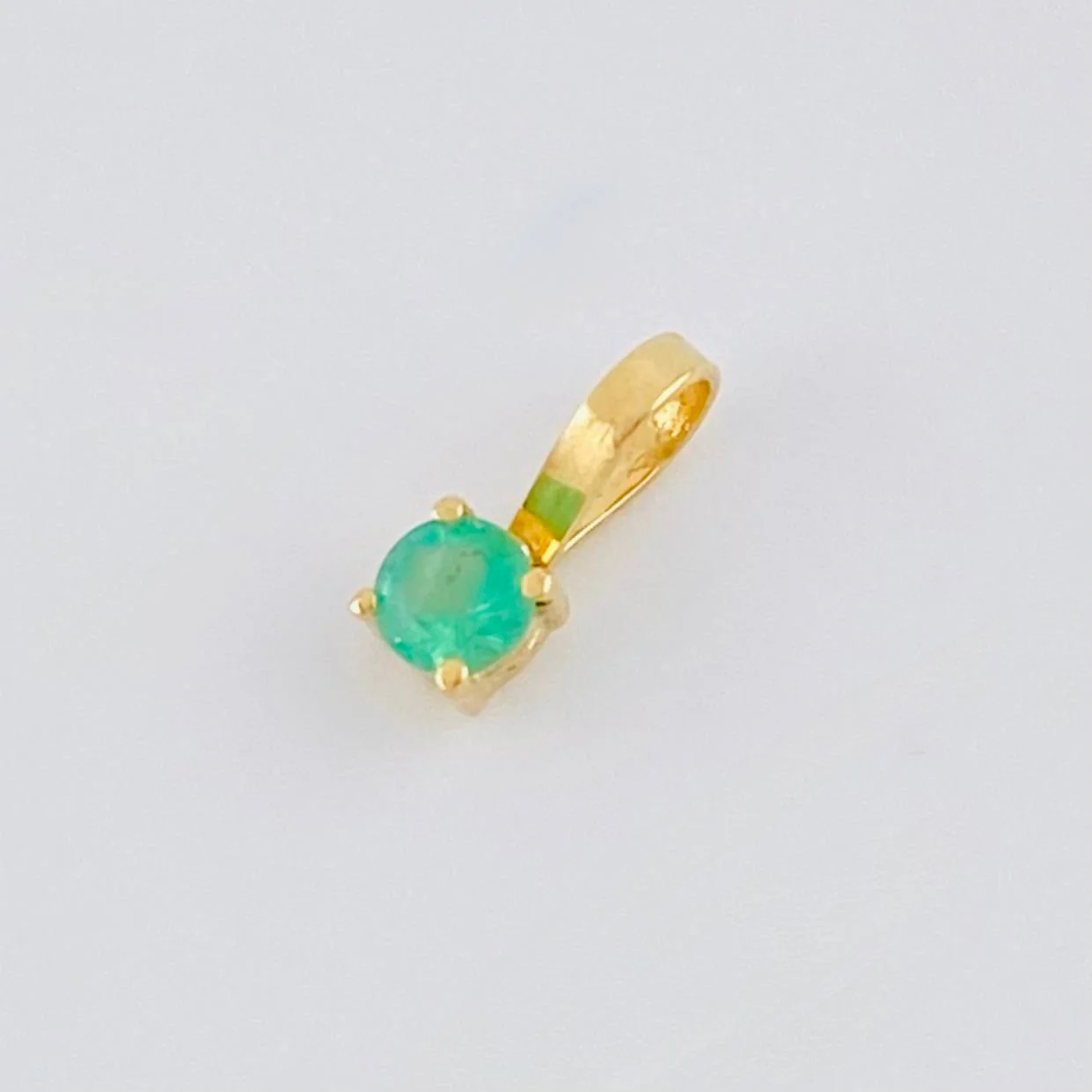 Dije Cuatro Garras Esmeralda 12 Pts 0.2 g / 0.8 cm Oro Amarillo 18K - Image 3