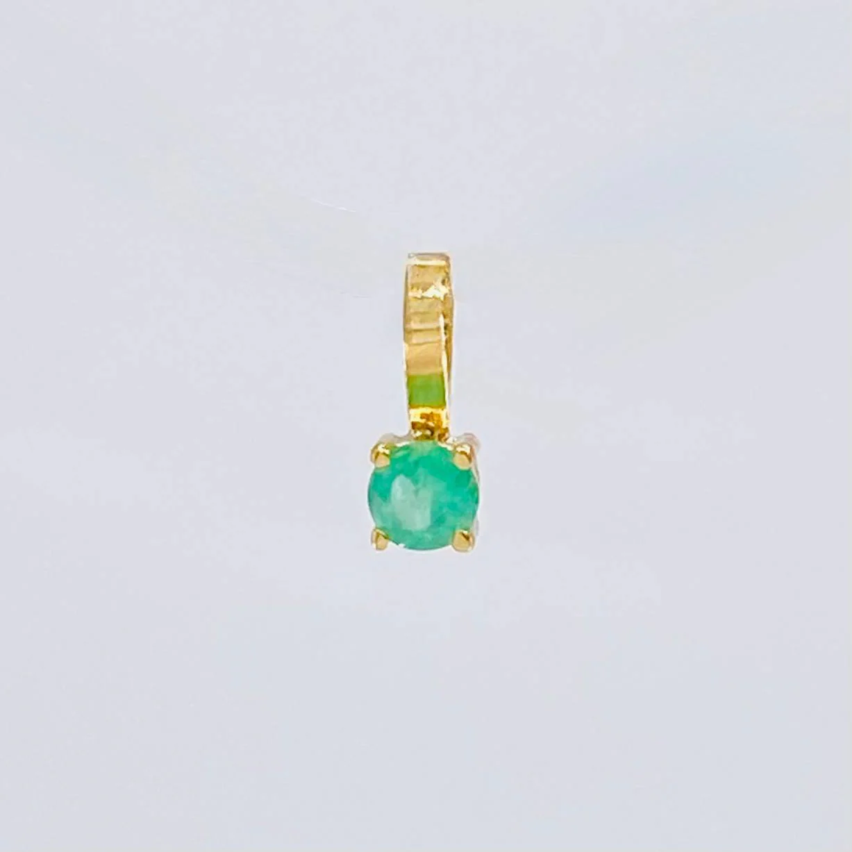 Dije Cuatro Garras Esmeralda 16 Pts 0.2 g / 0.8 cm Oro Amarillo 18K - Image 2